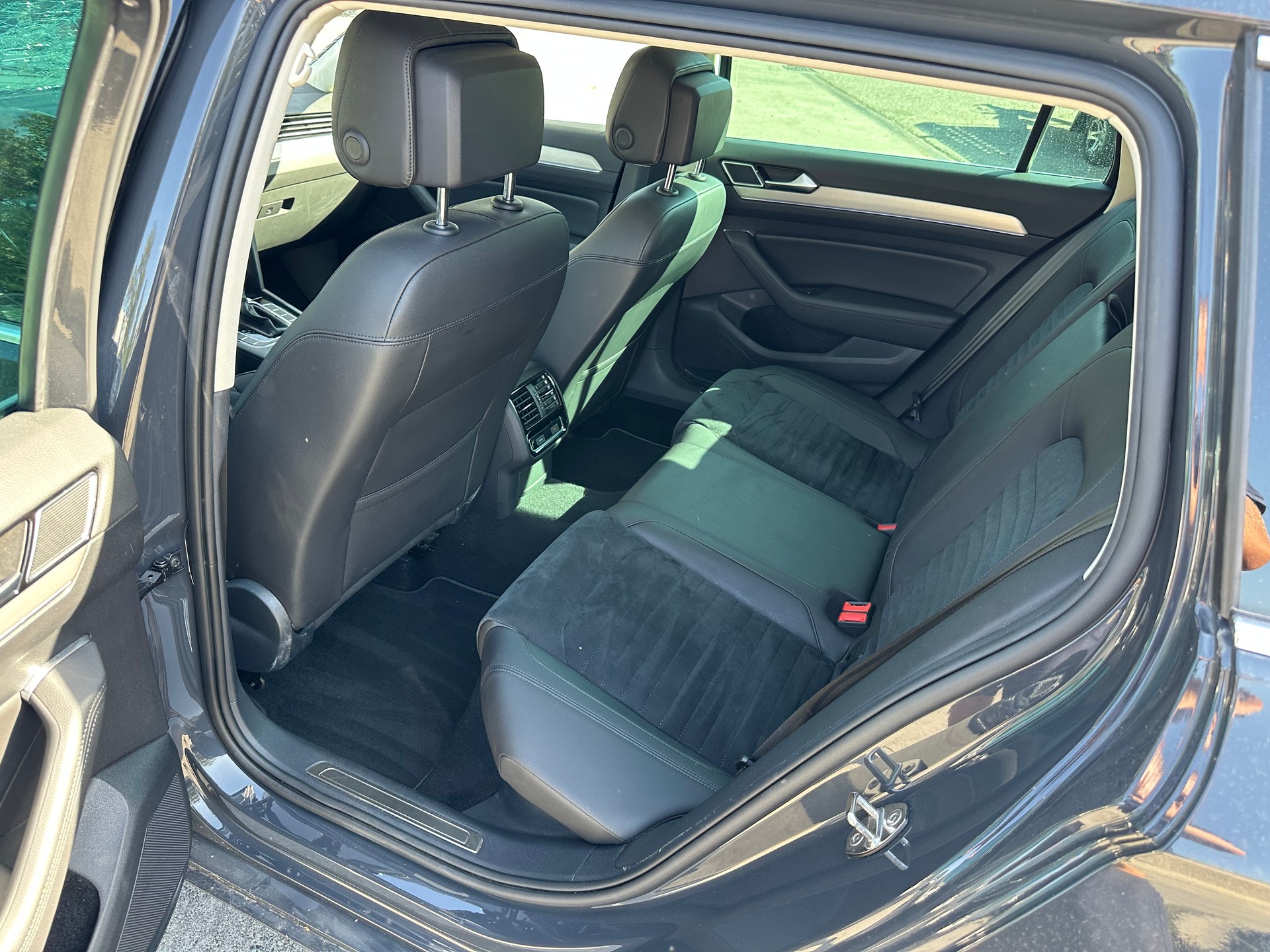 VW Passat Variant 2.0 TDI BMT Highline DSG-image-9