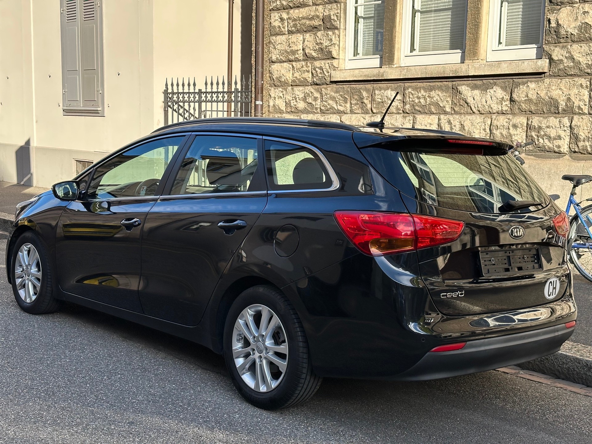 KIA Cee'd Sportswagon 1.6 GDi FiFa World Cup Ed. DCT-image-4