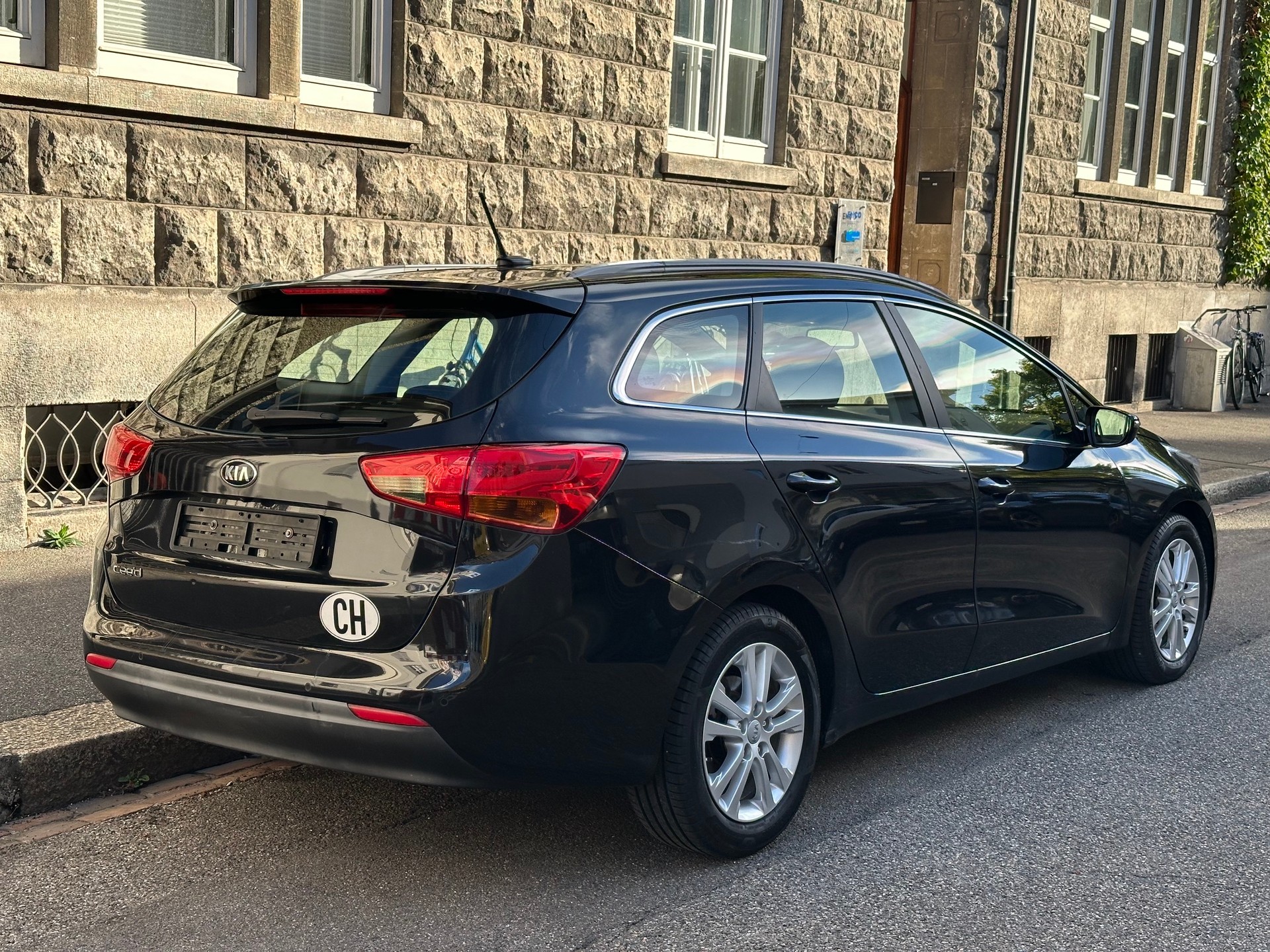 KIA Cee'd Sportswagon 1.6 GDi FiFa World Cup Ed. DCT-image-3