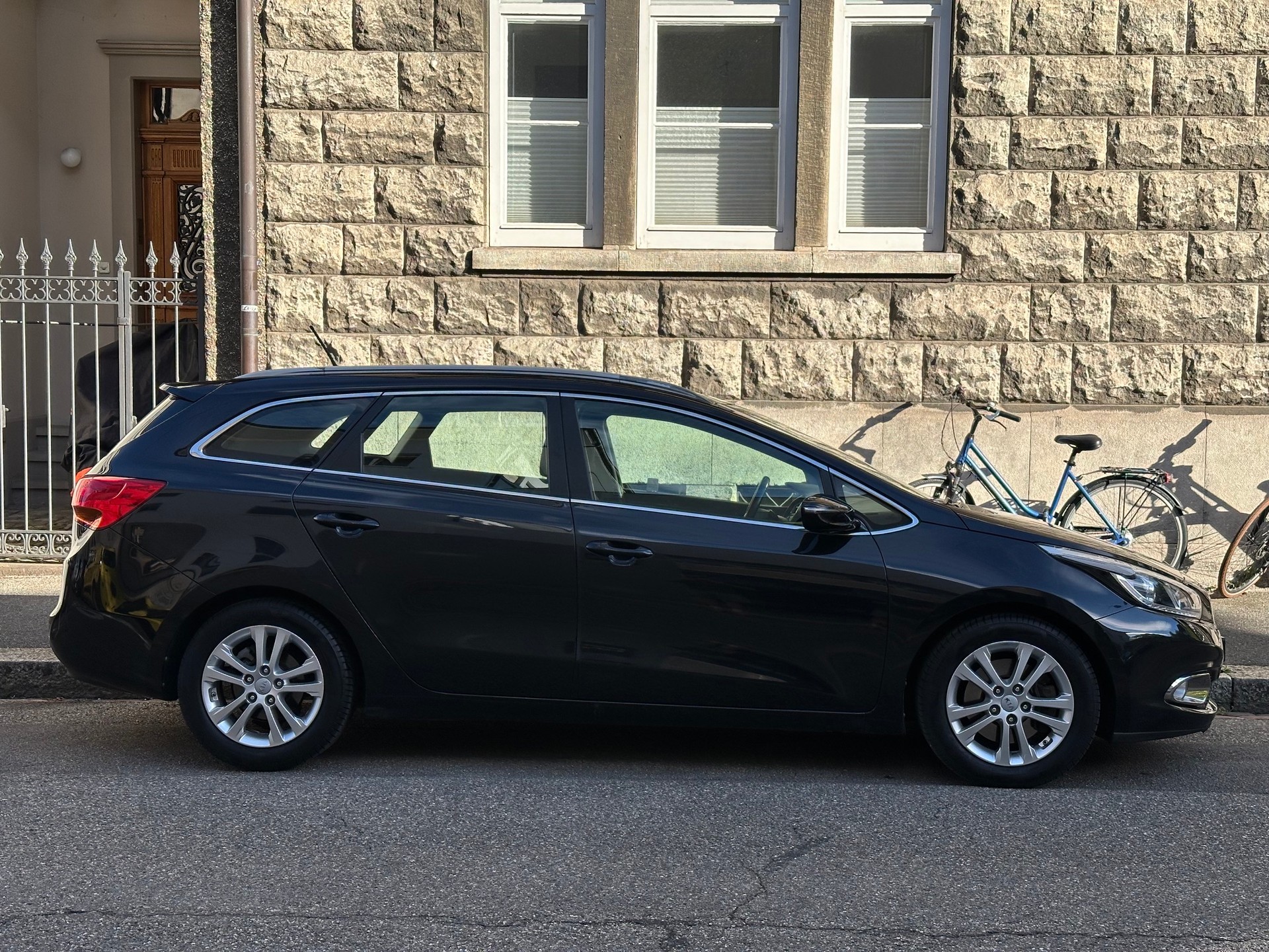 KIA Cee'd Sportswagon 1.6 GDi FiFa World Cup Ed. DCT-image-2