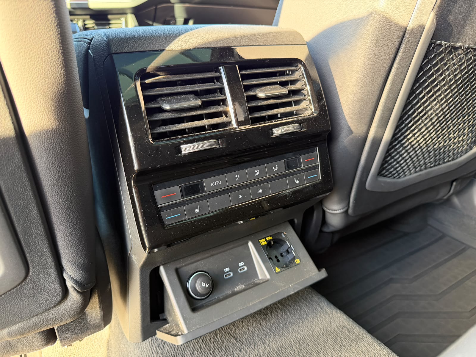 VW Touareg 3.0 TSI eHybrid R Tiptronic-image-27