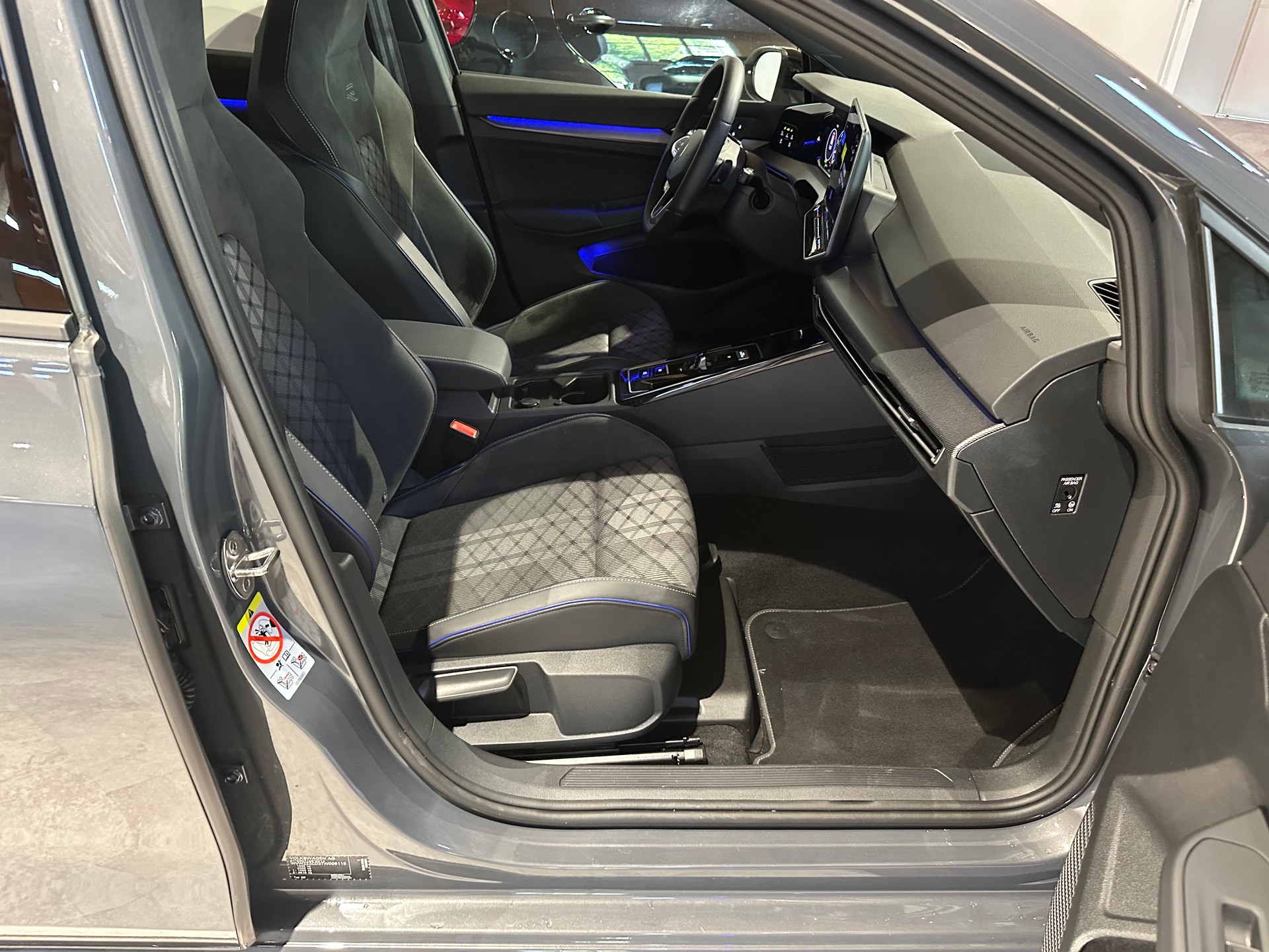 VW Golf 1.5 e TSI mHEV R-Line DSG/Inkl. Werksgarantie und El. AHK (1500 kg)-image-13