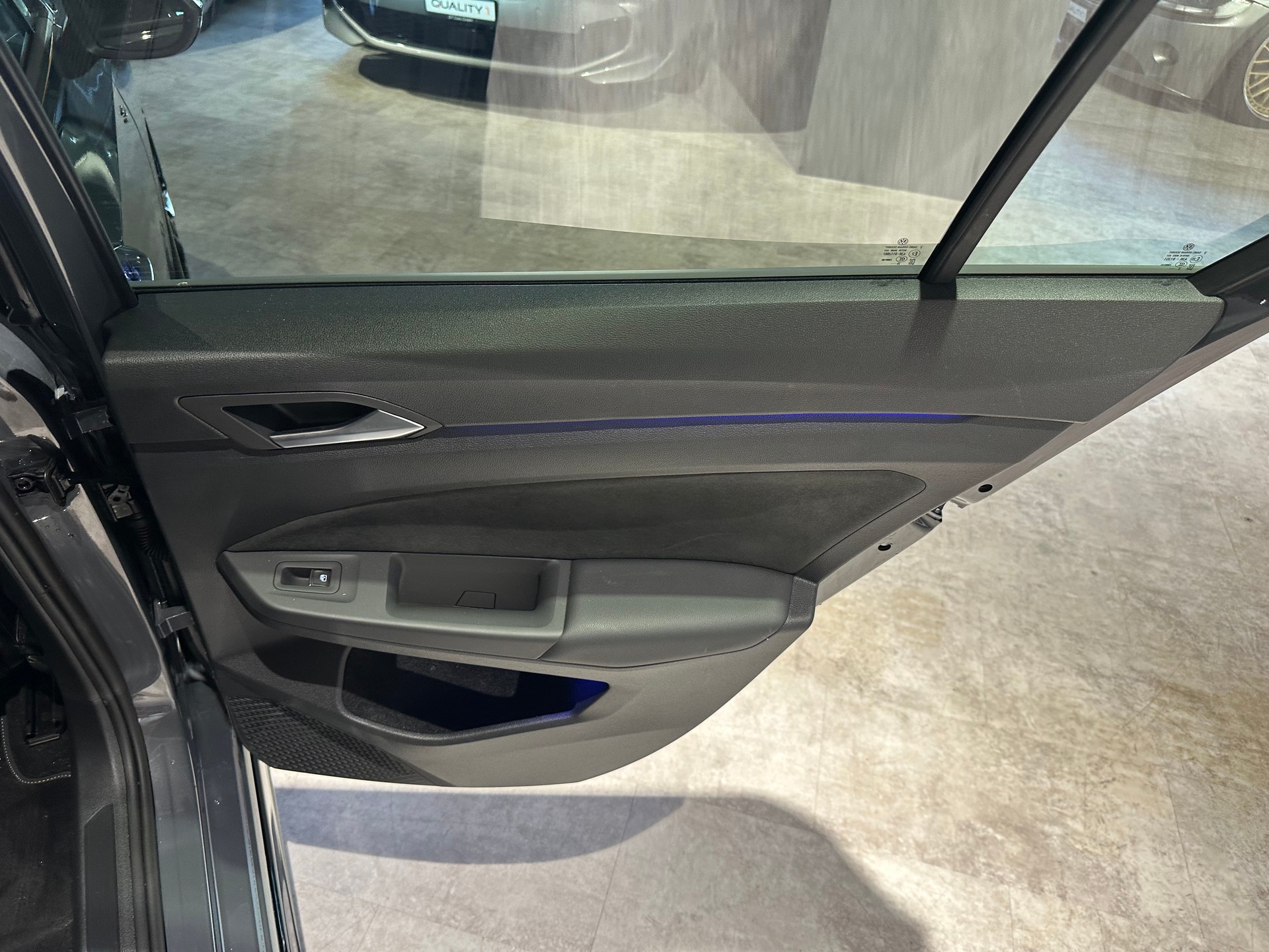 VW Golf 1.5 e TSI mHEV R-Line DSG/Inkl. Werksgarantie und El. AHK (1500 kg)-image-25