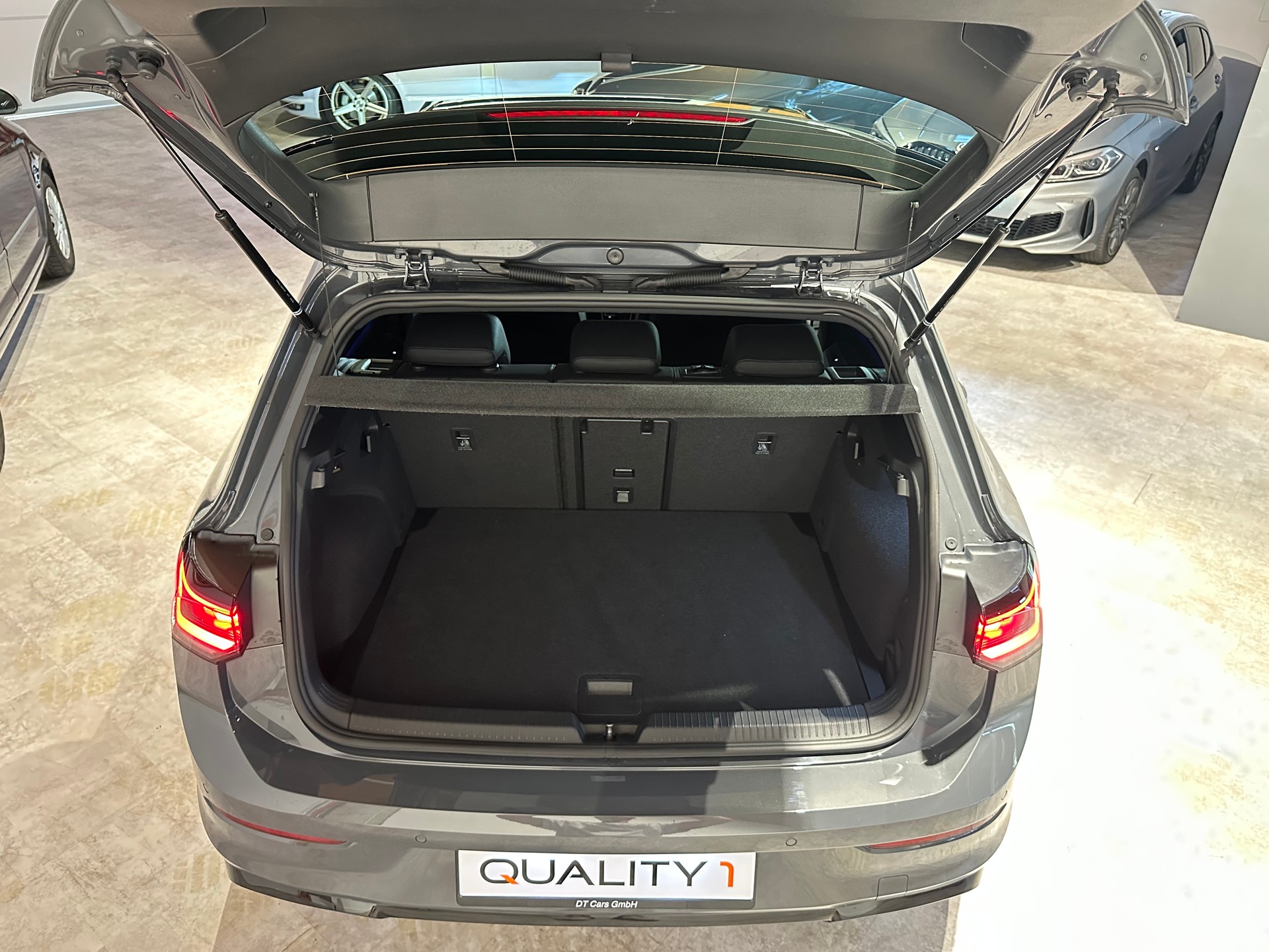 VW Golf 1.5 e TSI mHEV R-Line DSG/Inkl. Werksgarantie und El. AHK (1500 kg)-image-5