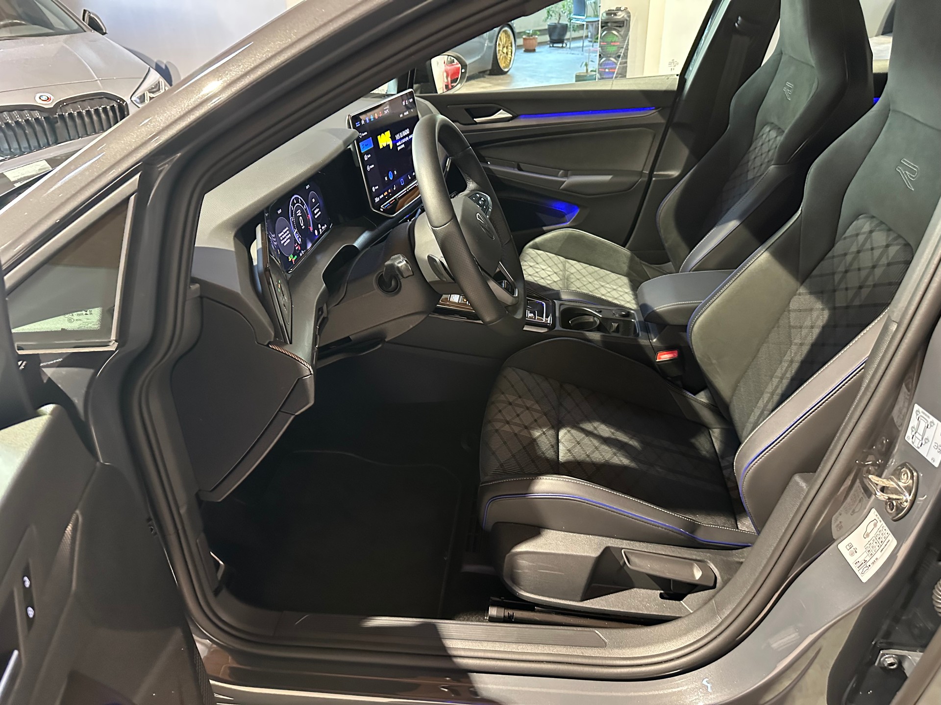 VW Golf 1.5 e TSI mHEV R-Line DSG/Inkl. Werksgarantie und El. AHK (1500 kg)-image-10