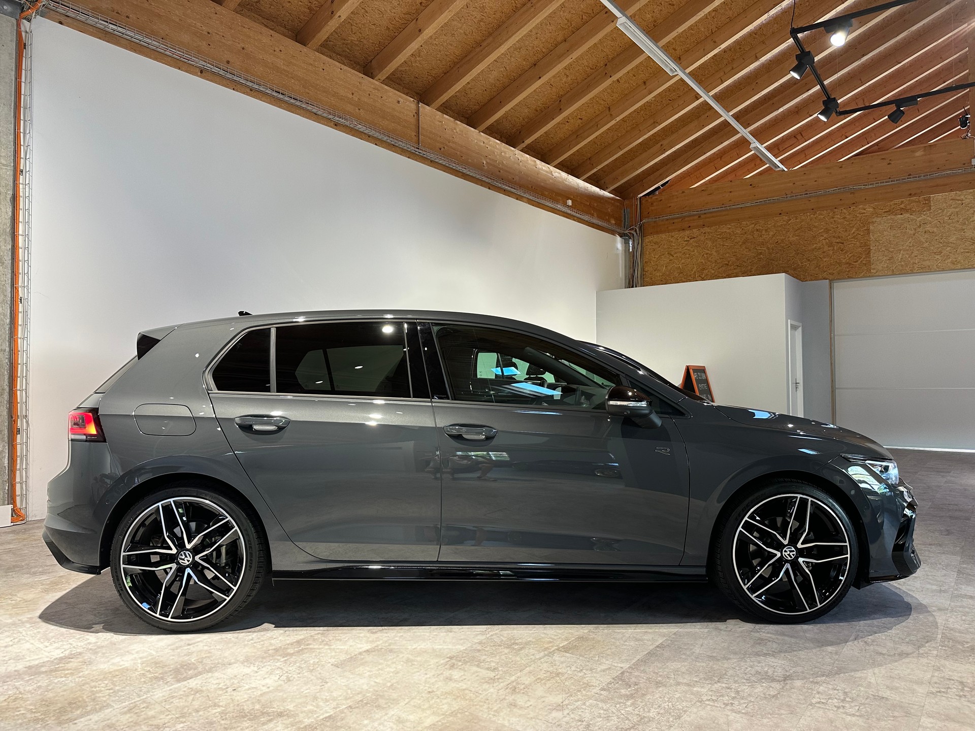 VW Golf 1.5 e TSI mHEV R-Line DSG/Inkl. Werksgarantie und El. AHK (1500 kg)-image-7