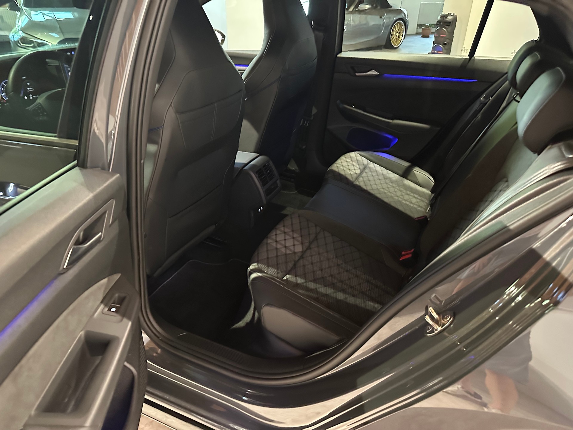 VW Golf 1.5 e TSI mHEV R-Line DSG/Inkl. Werksgarantie und El. AHK (1500 kg)-image-20