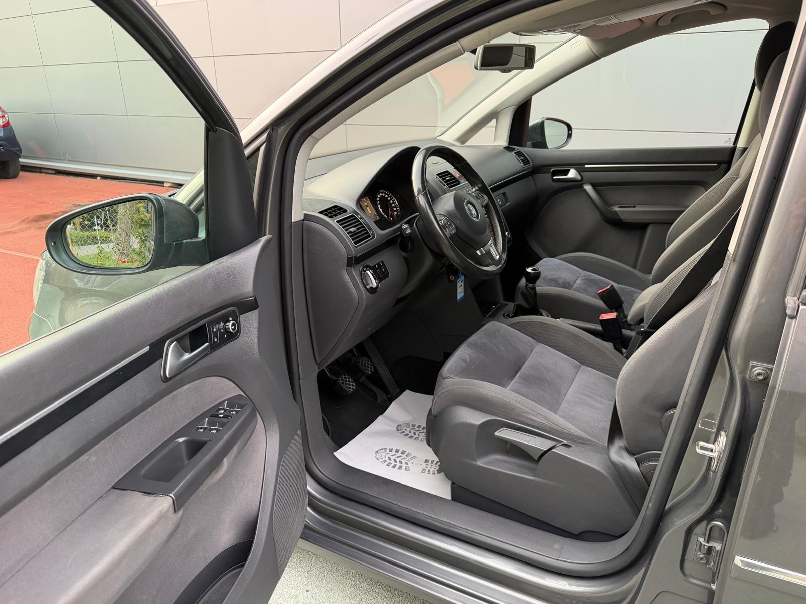 VW Touran 1.4 TSI Trendline-image-8