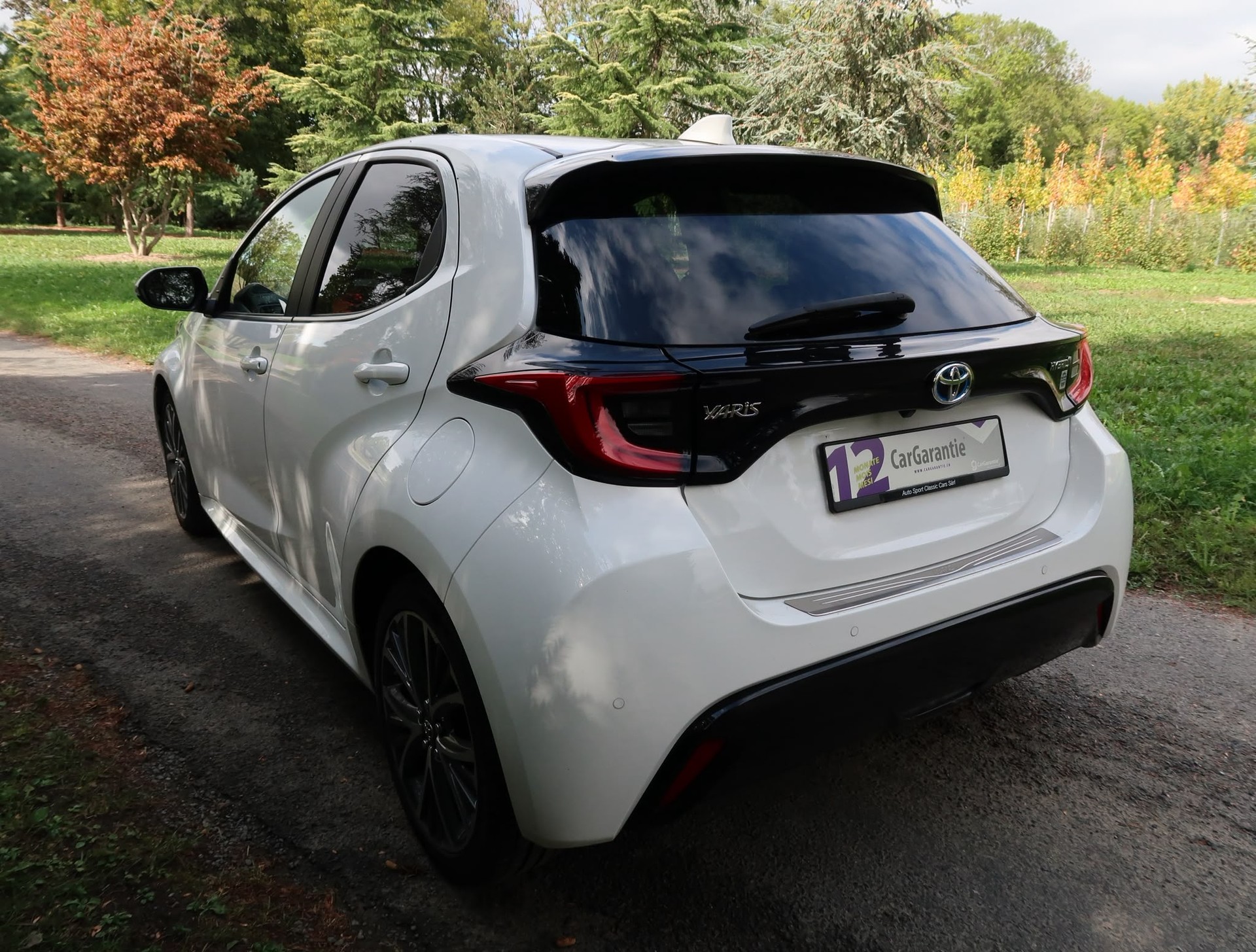 TOYOTA Yaris 1.5 Premium e-CVT-image-6