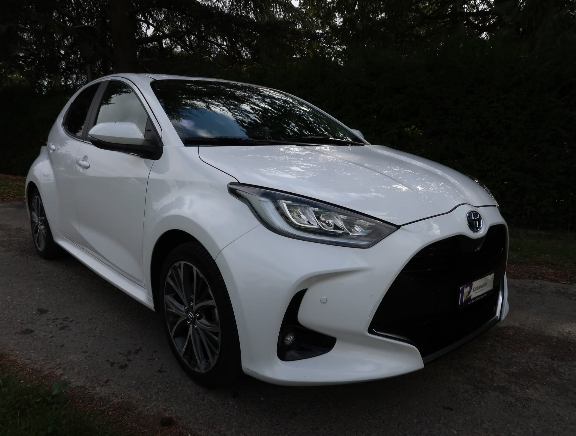 TOYOTA Yaris 1.5 Premium e-CVT-showroom-element-2