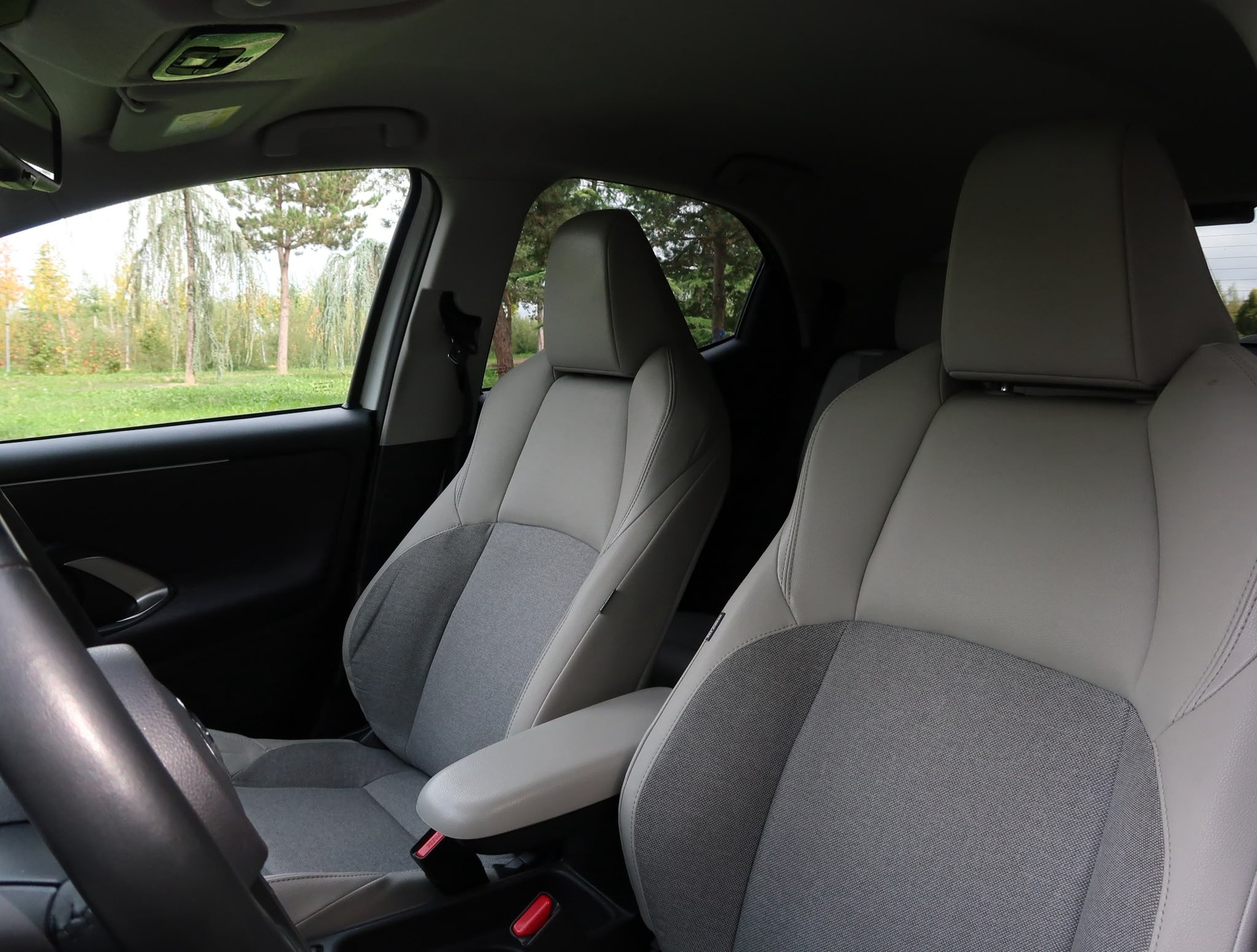 TOYOTA Yaris 1.5 Premium e-CVT-image-12