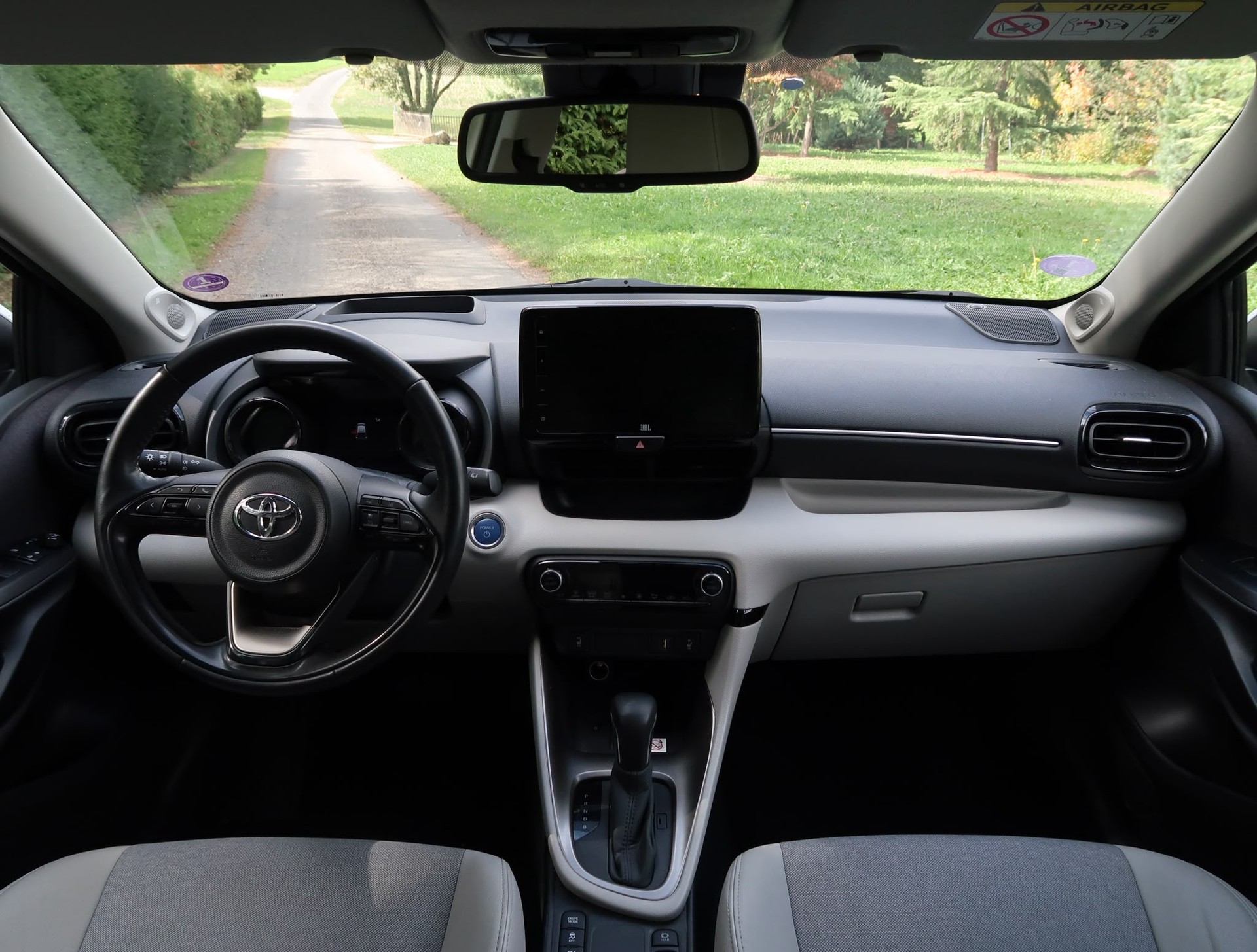 TOYOTA Yaris 1.5 Premium e-CVT-image-9