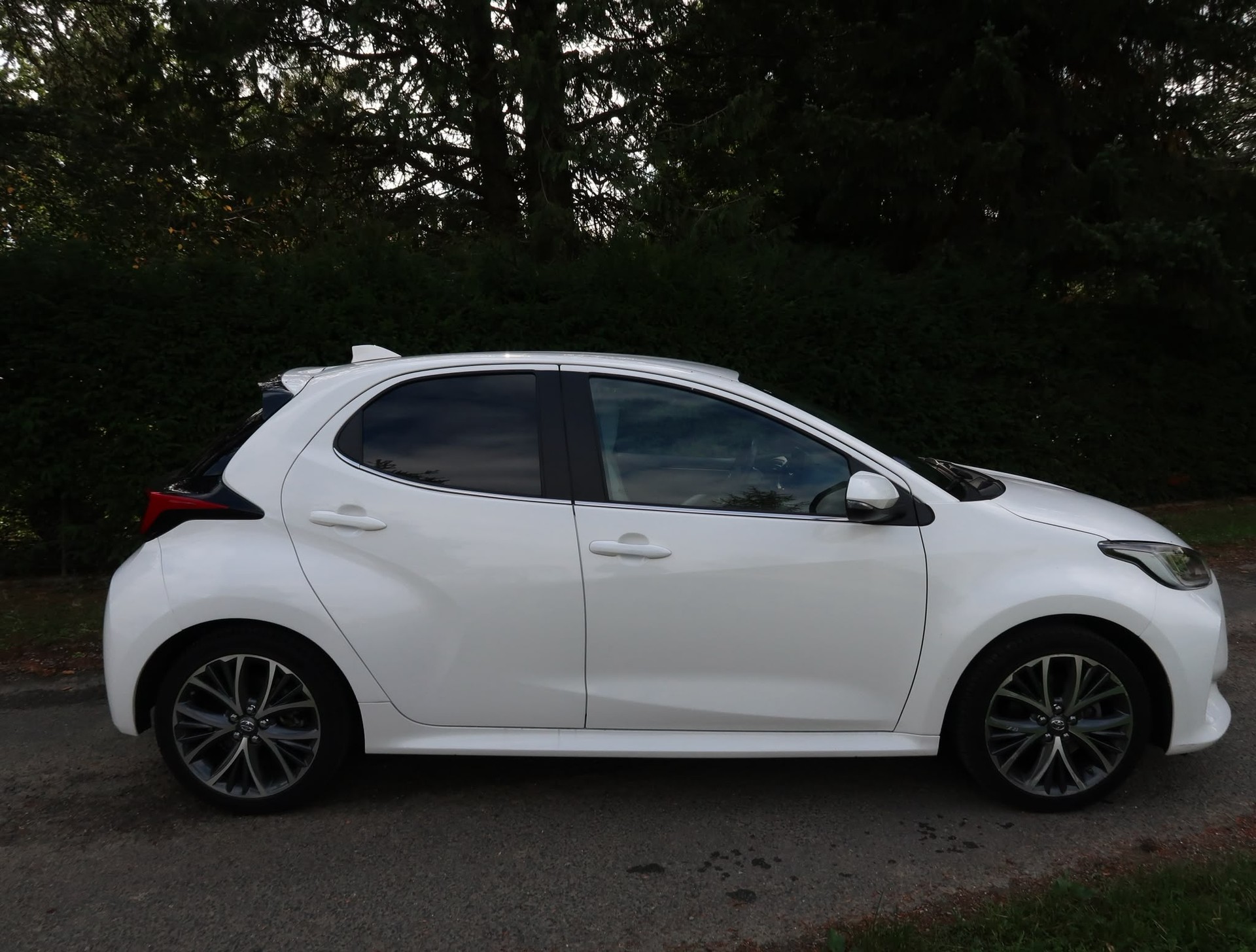 TOYOTA Yaris 1.5 Premium e-CVT-showroom-element-3