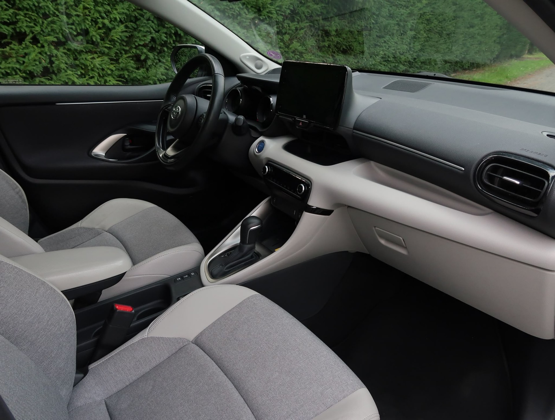 TOYOTA Yaris 1.5 Premium e-CVT-image-13