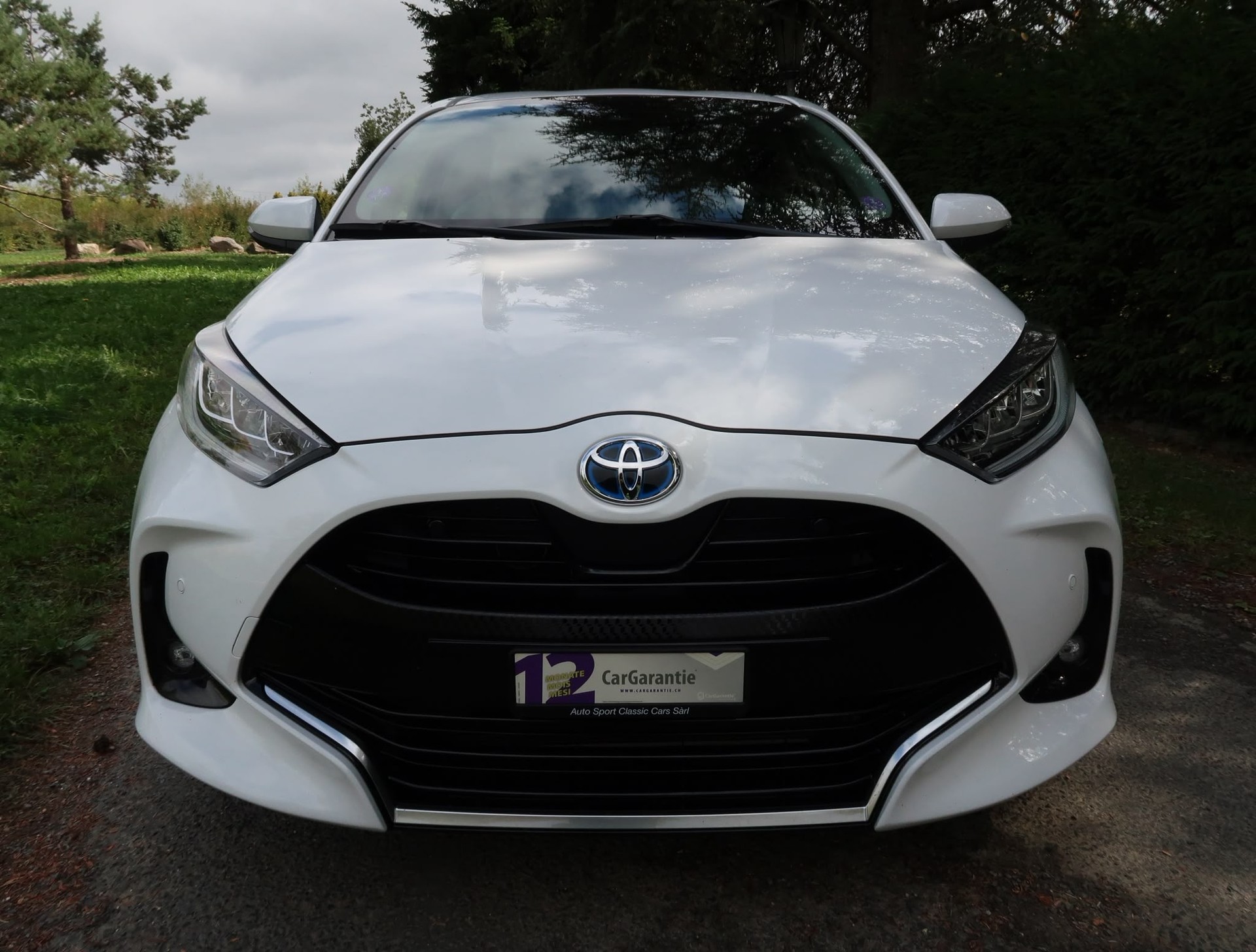 TOYOTA Yaris 1.5 Premium e-CVT-showroom-element-1
