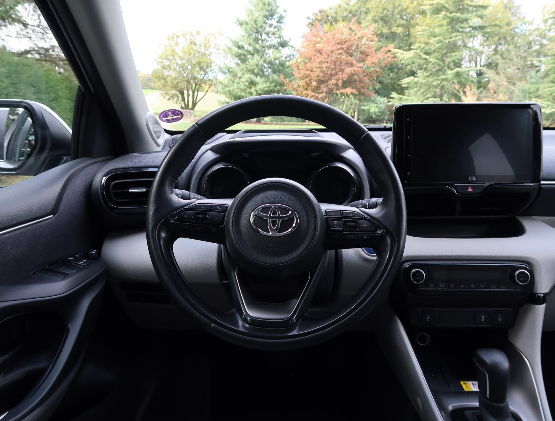 TOYOTA Yaris 1.5 Premium e-CVT-image-10