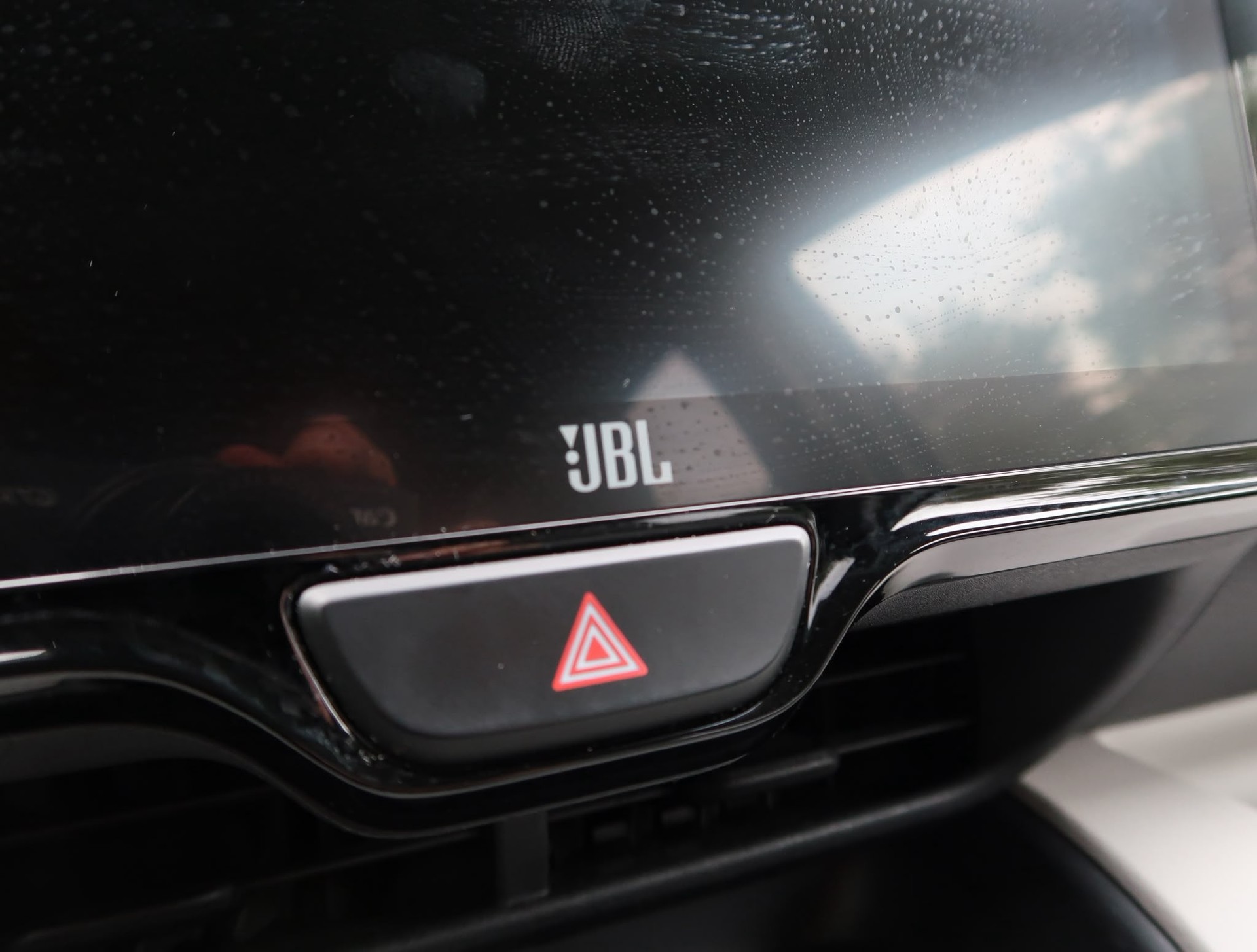 TOYOTA Yaris 1.5 Premium e-CVT-image-18