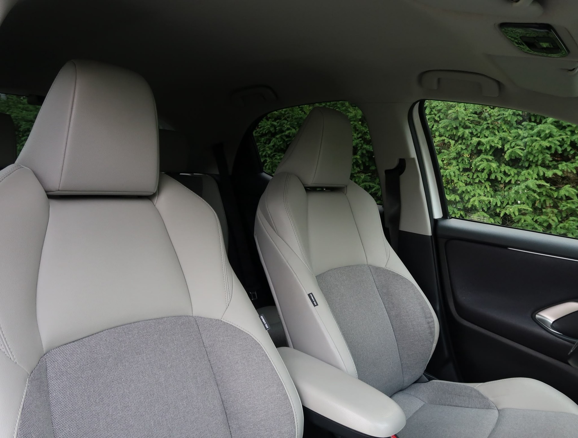 TOYOTA Yaris 1.5 Premium e-CVT-image-14