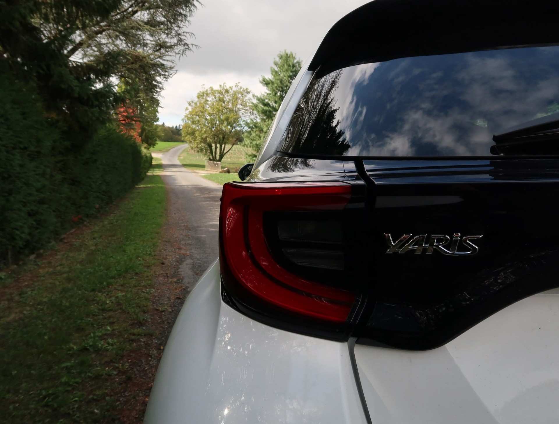 TOYOTA Yaris 1.5 Premium e-CVT-image-8