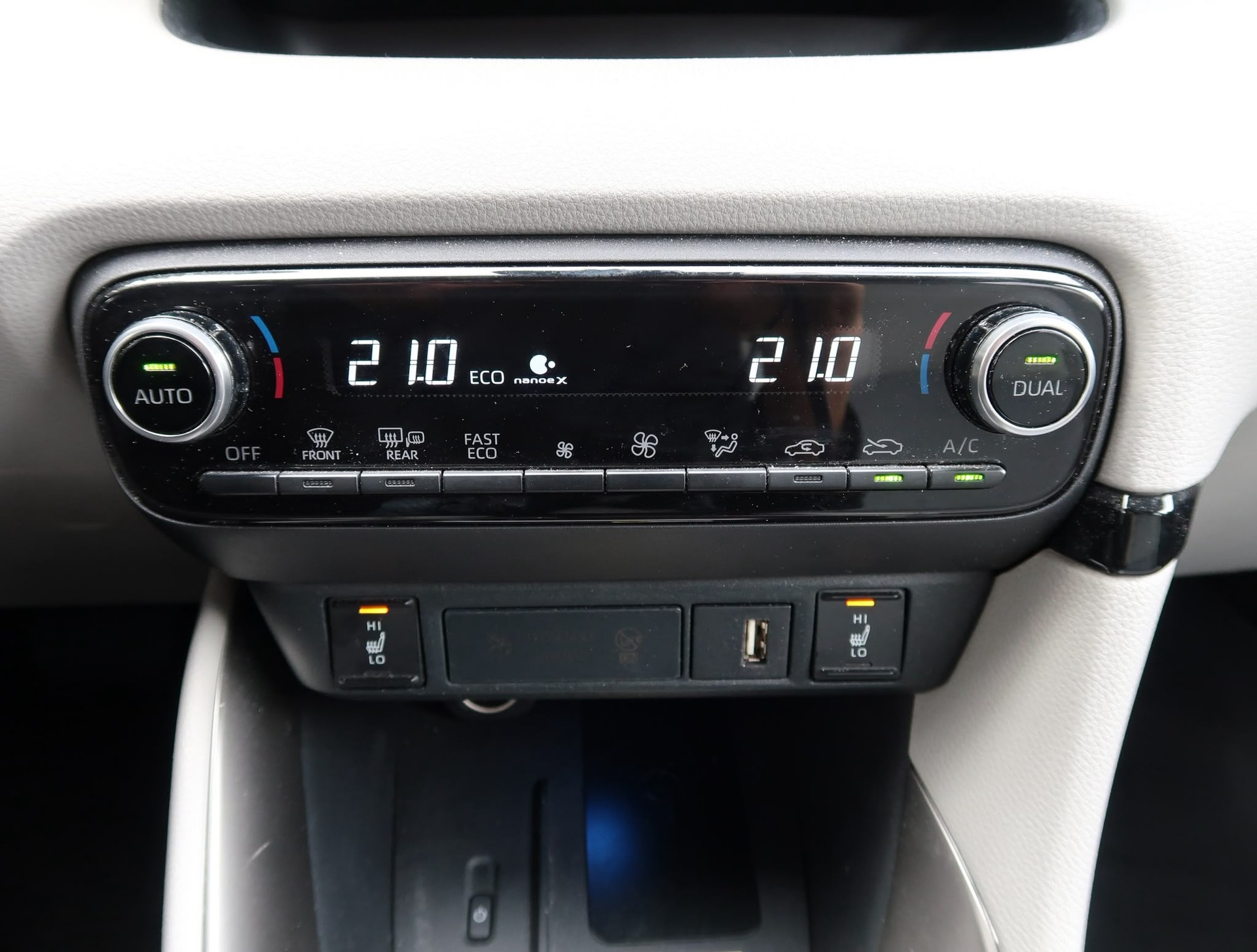 TOYOTA Yaris 1.5 Premium e-CVT-image-19
