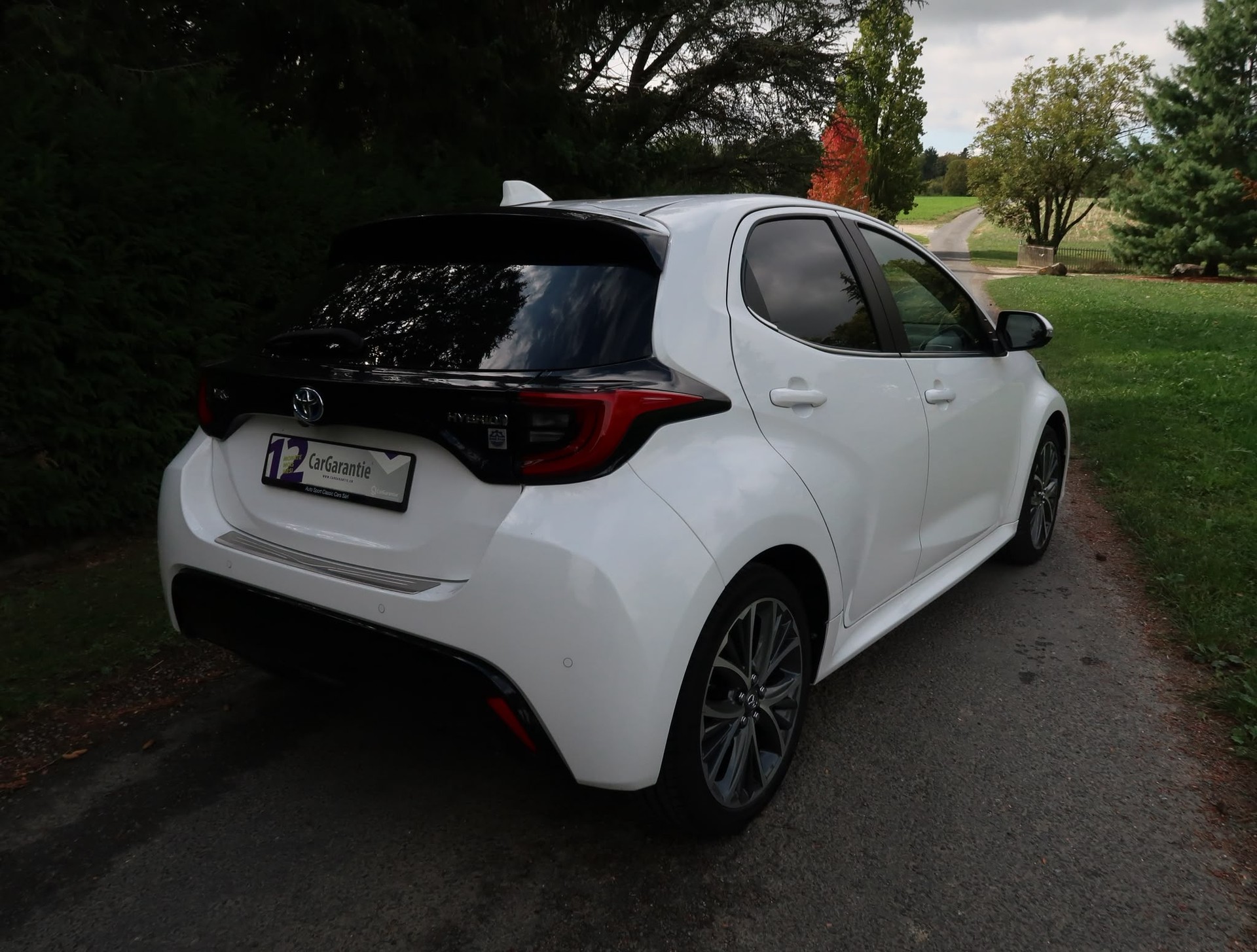 TOYOTA Yaris 1.5 Premium e-CVT-image-4