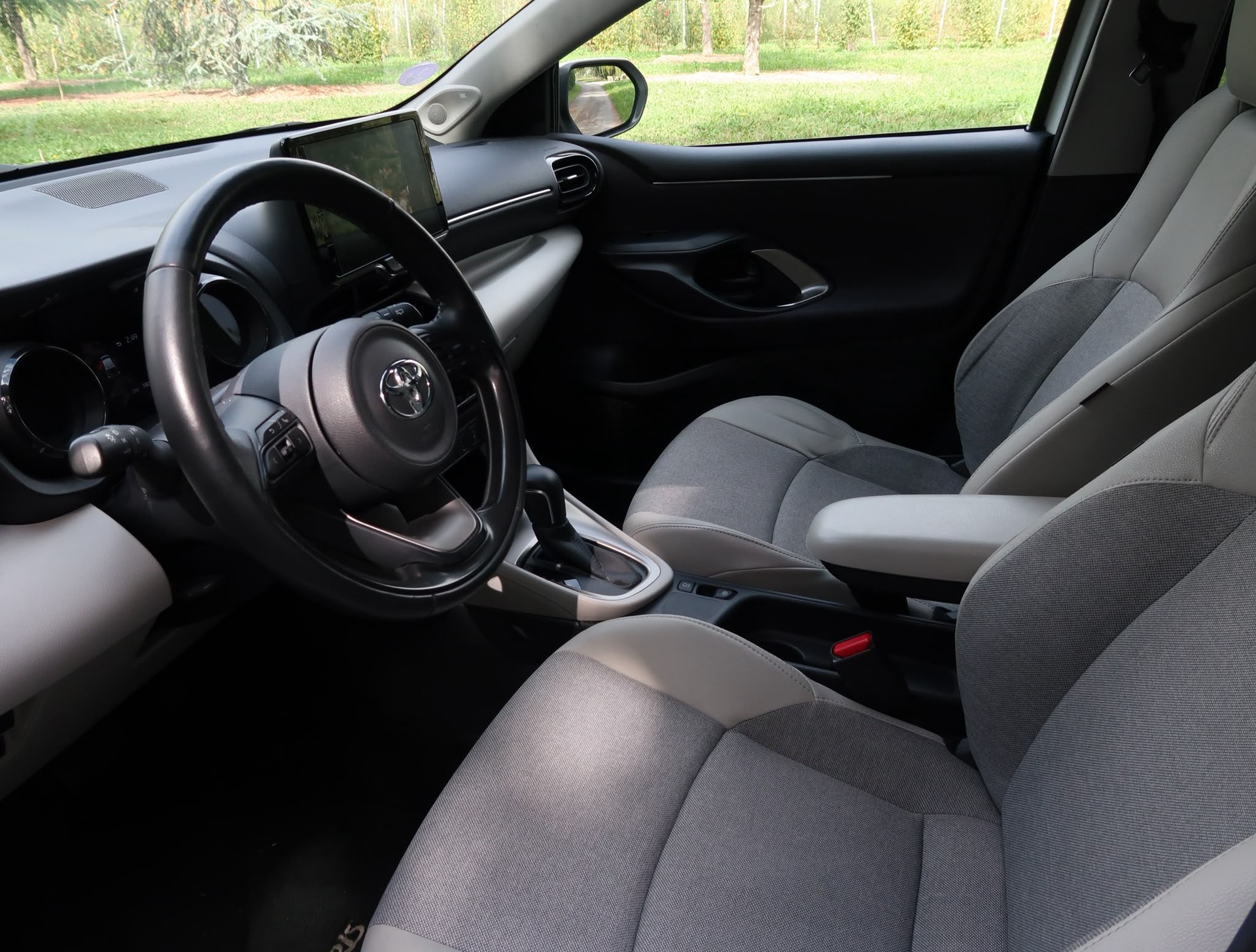 TOYOTA Yaris 1.5 Premium e-CVT-image-11