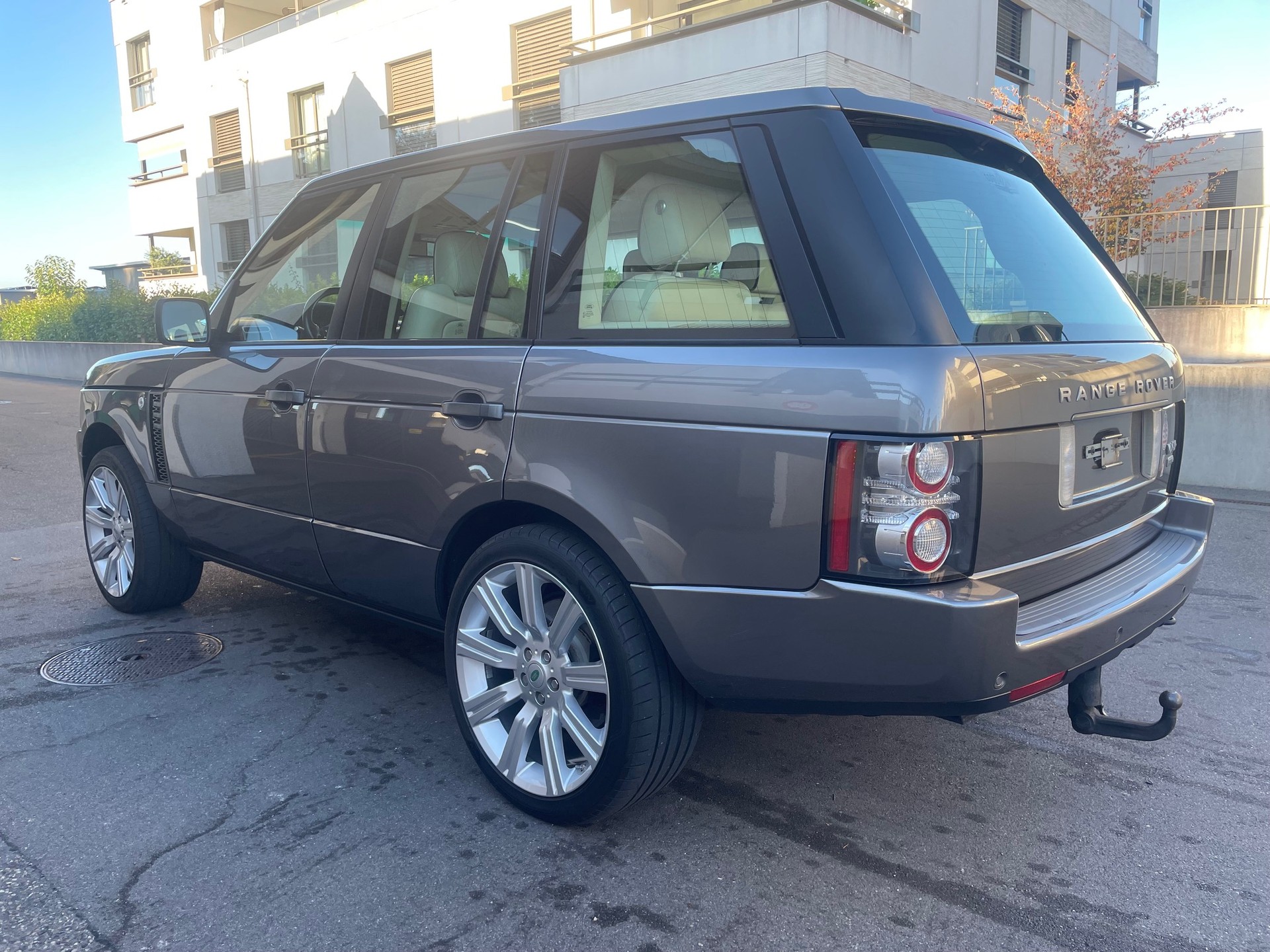 LAND ROVER Range Rover 4.4 TDV8 Vogue Automatic, 313 PS, 8 St.-Aut., *Klima-Aut., Leder, Sitzheizung-/+klimatisiert, Voll-Ausstattung-image-4