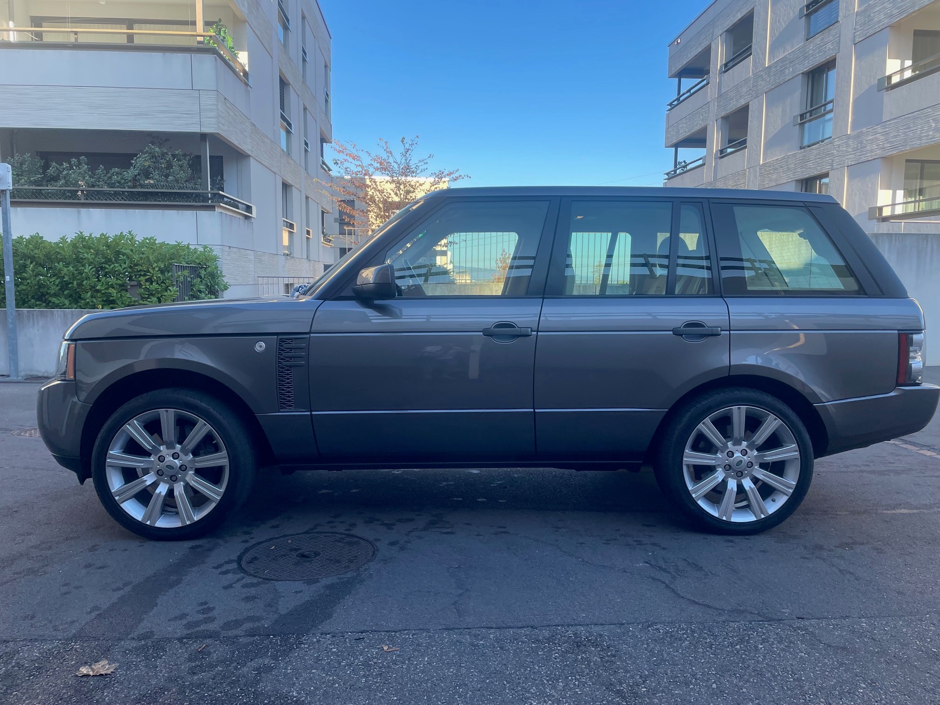 LAND ROVER Range Rover 4.4 TDV8 Vogue Automatic, 313 PS, 8 St.-Aut., *Klima-Aut., Leder, Sitzheizung-/+klimatisiert, Voll-Ausstattung-image-5
