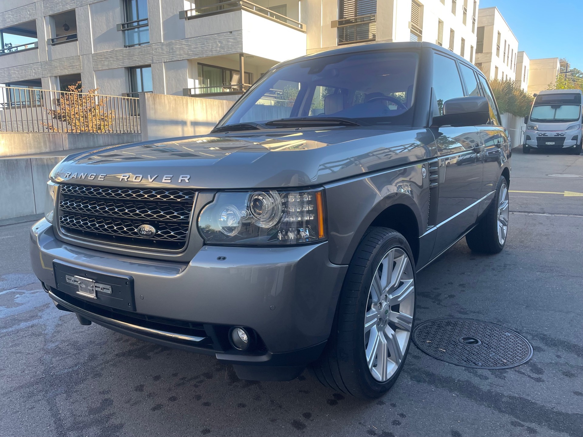 LAND ROVER Range Rover 4.4 TDV8 Vogue Automatic, 313 PS, 8 St.-Aut., *Klima-Aut., Leder, Sitzheizung-/+klimatisiert, Voll-Ausstattung-image-6