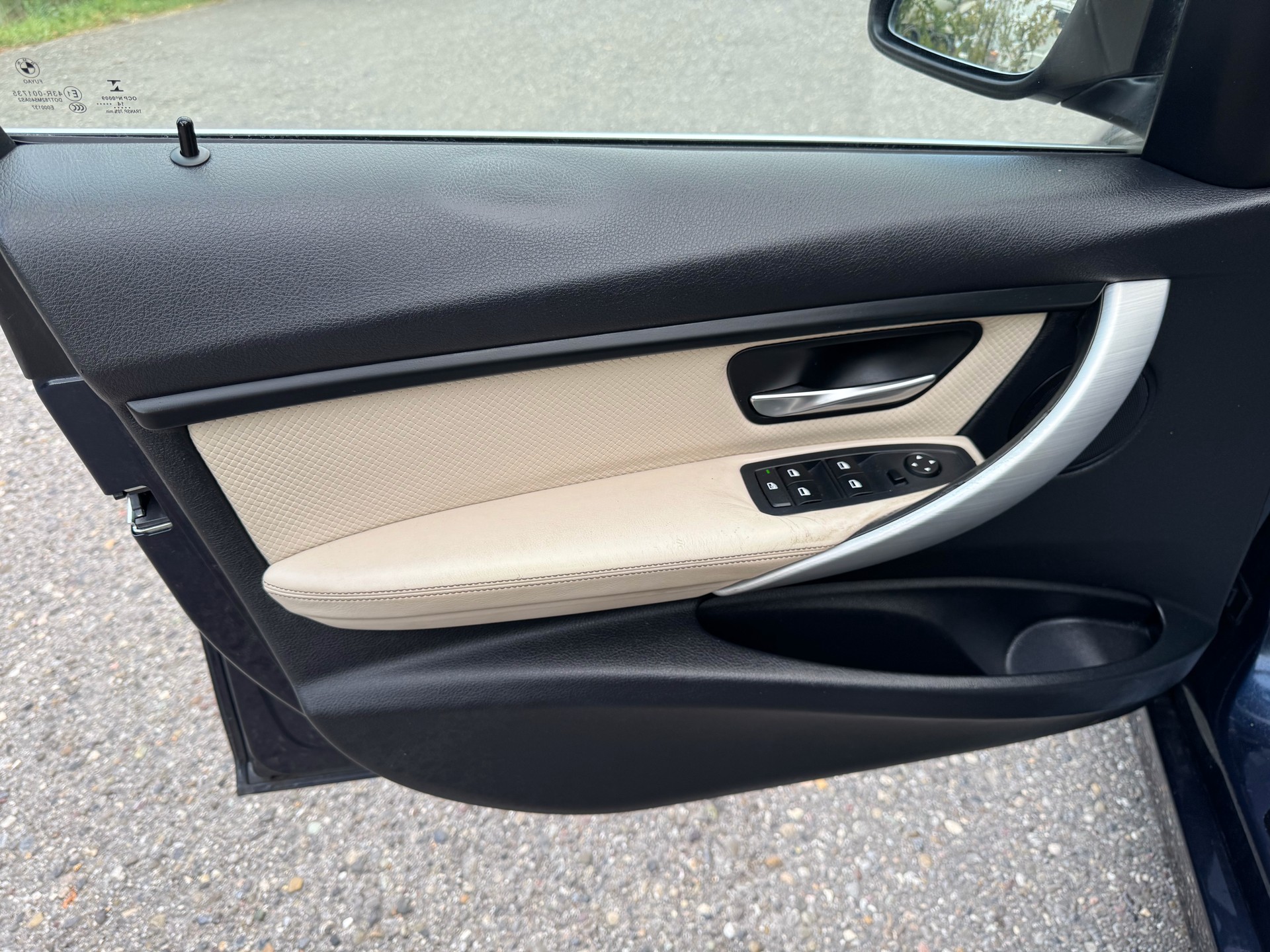 BMW 320d xDrive Touring Luxury Line-image-14