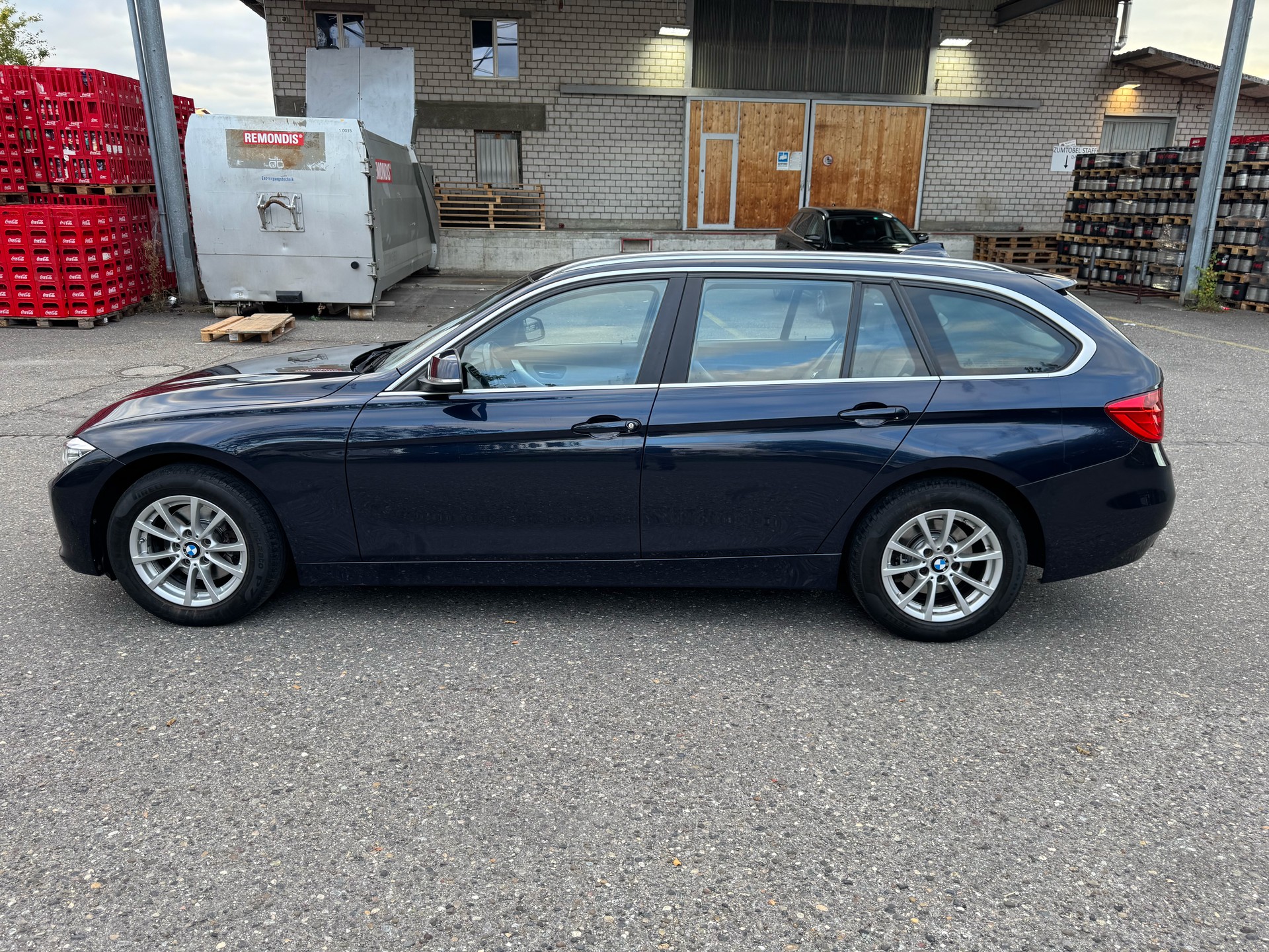 BMW 320d xDrive Touring Luxury Line-image-8