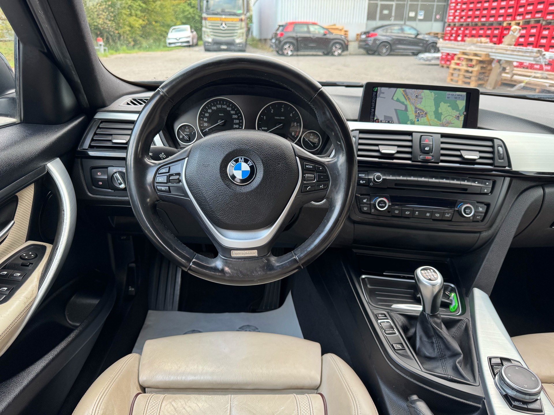 BMW 320d xDrive Touring Luxury Line-image-17