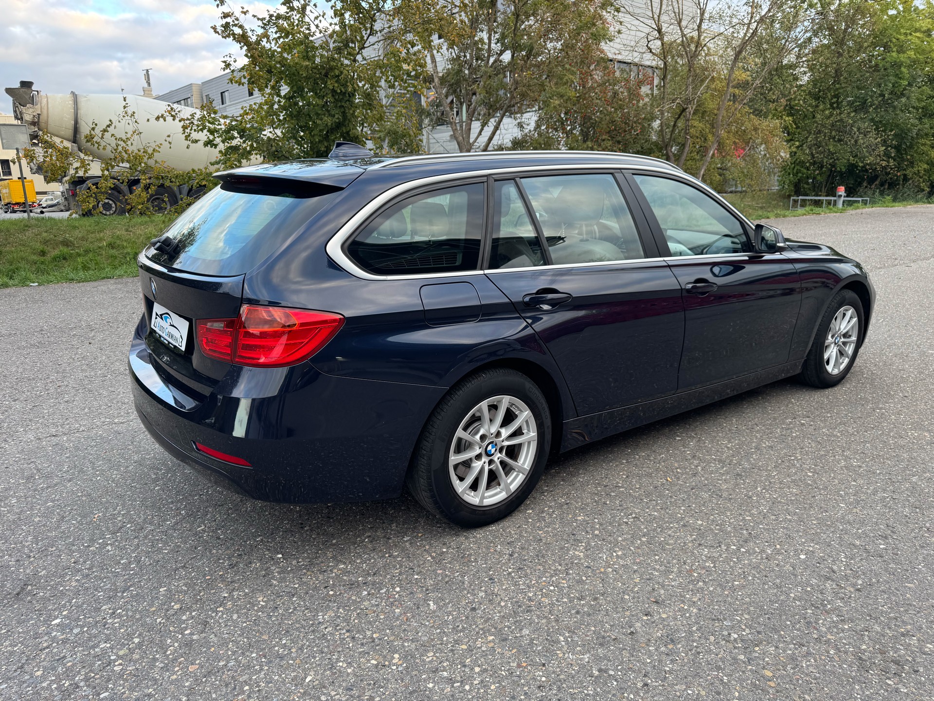 BMW 320d xDrive Touring Luxury Line-image-5
