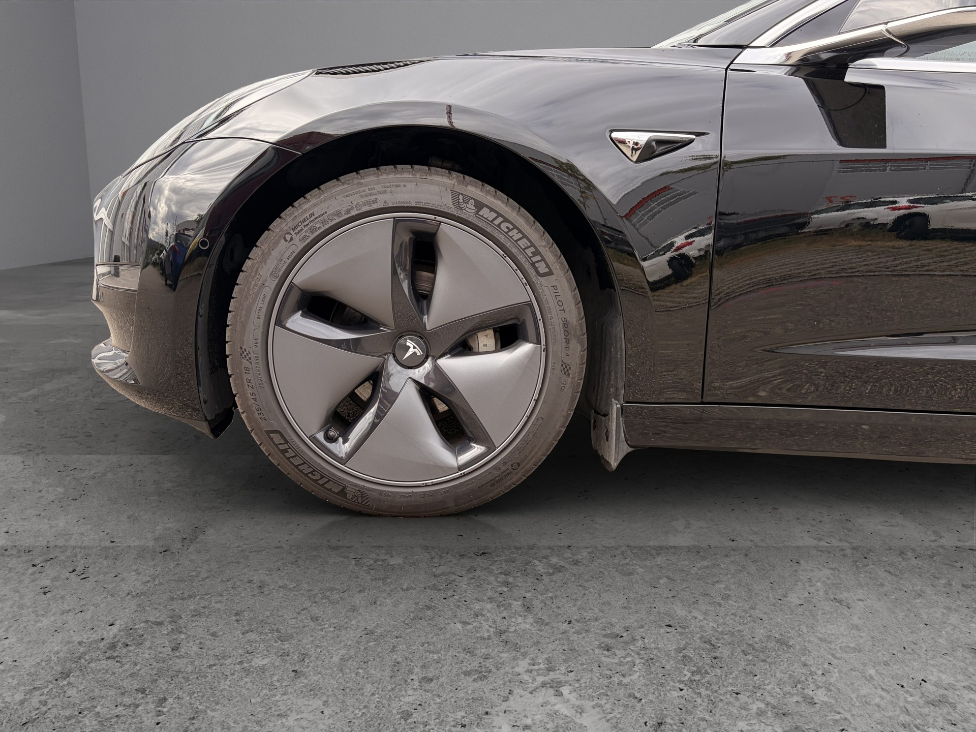 TESLA Model 3 Long Range Dual Motor AWD (CH-Fahrzeug)-image-12