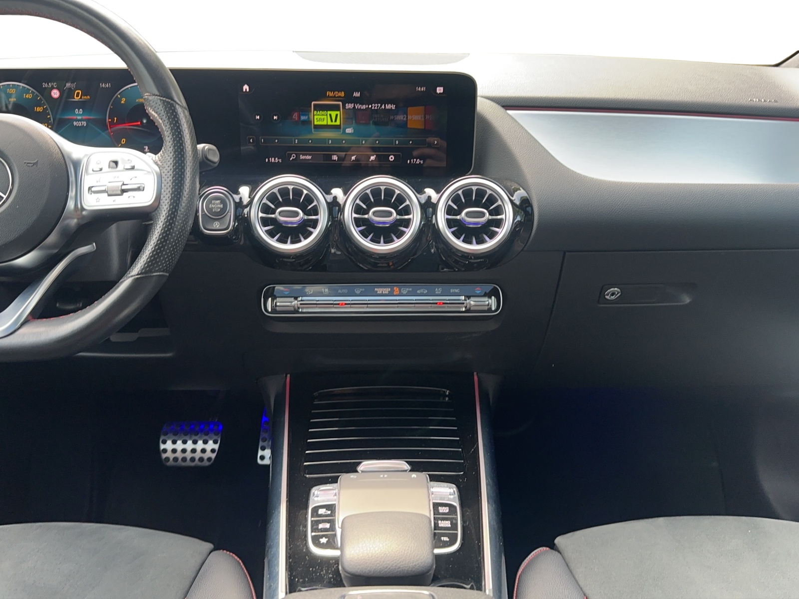 MERCEDES-BENZ B 200 d AMG Line-image-13