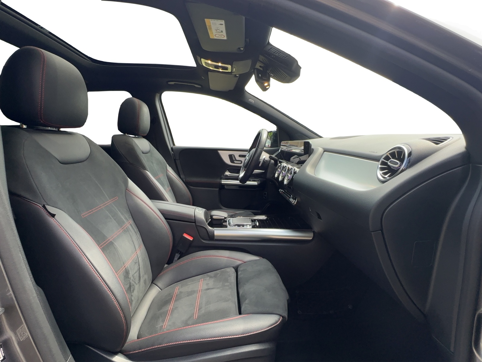 MERCEDES-BENZ B 200 d AMG Line-image-16