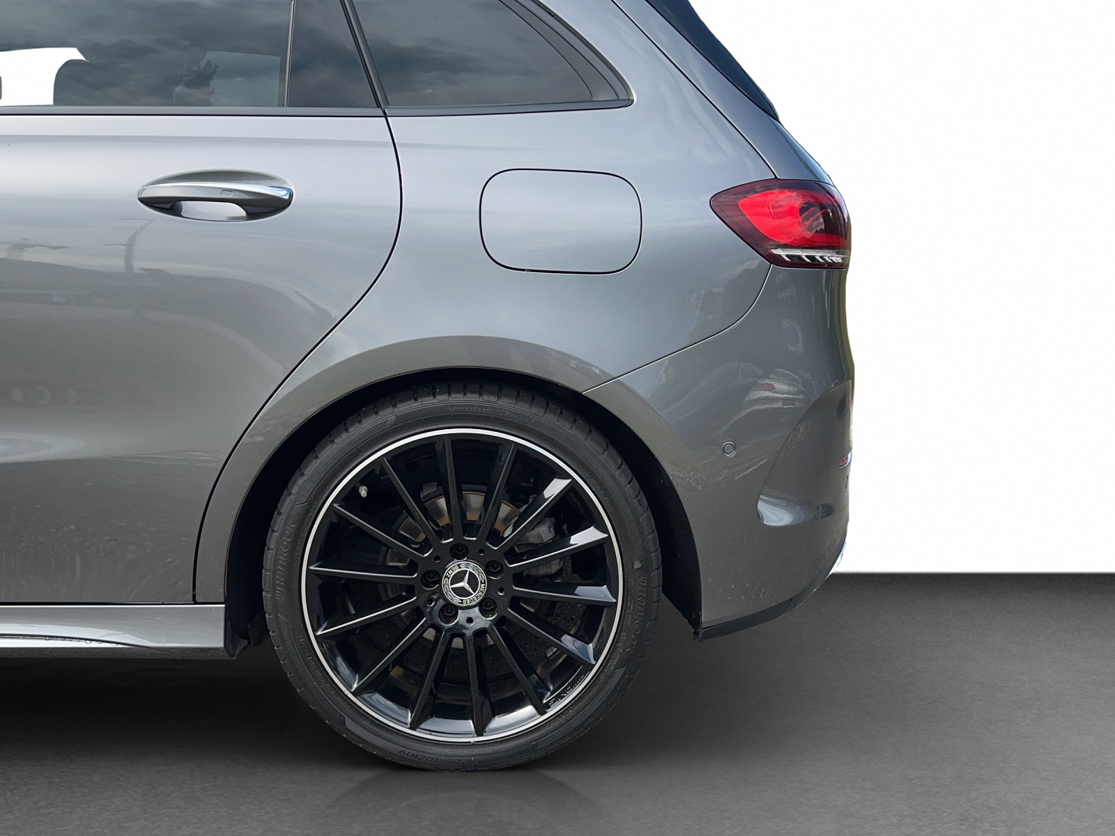 MERCEDES-BENZ B 200 d AMG Line-image-21