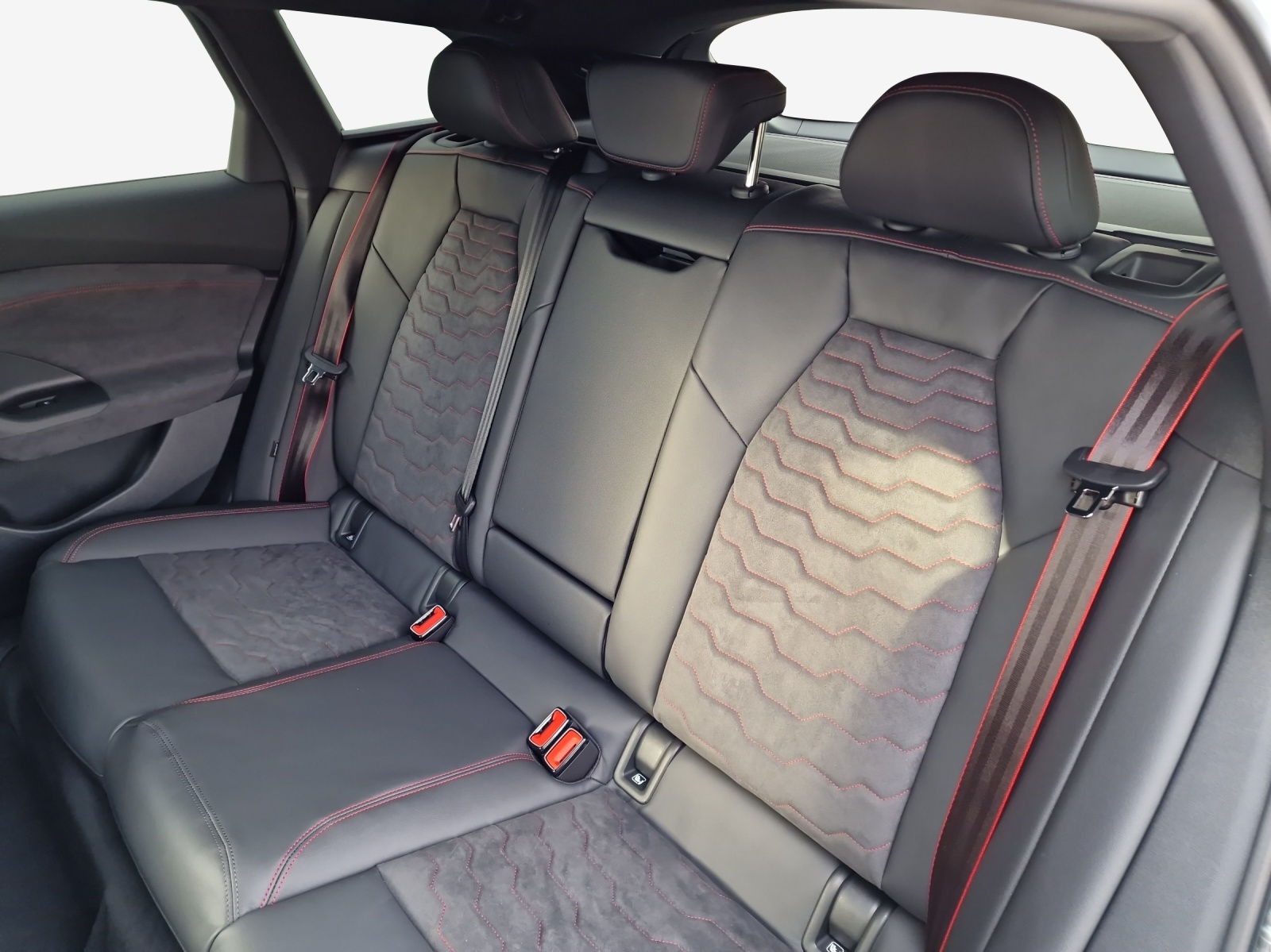 AUDI A6 Avant e-tron quattro-image-11