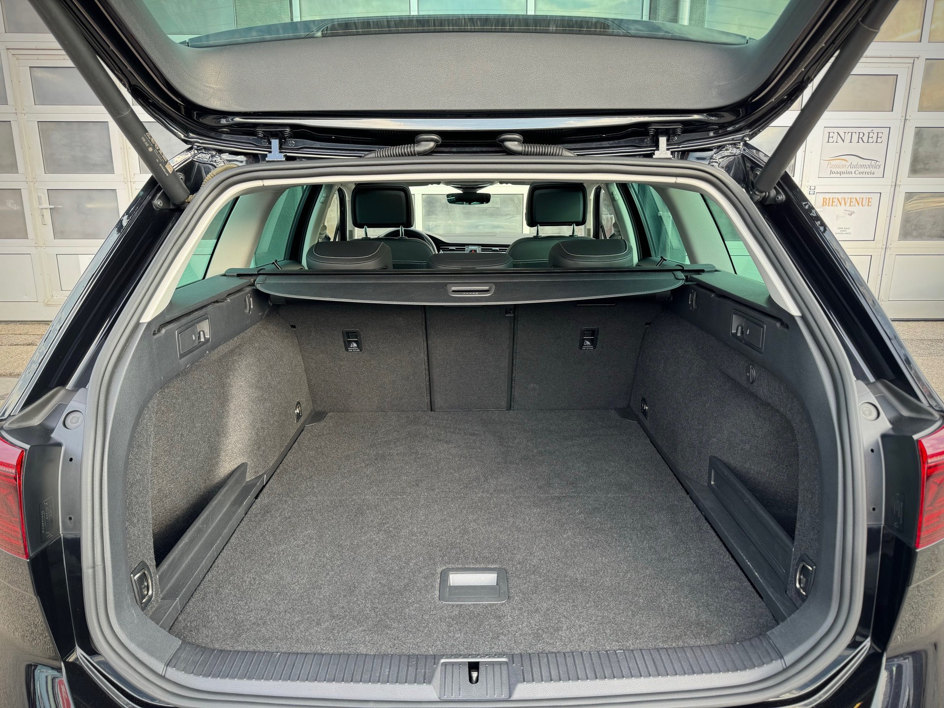 VW Passat Variant 2.0 TSI Elegance R-Line 4Motion DSG - Véhicule Suisse (CH)-image-14