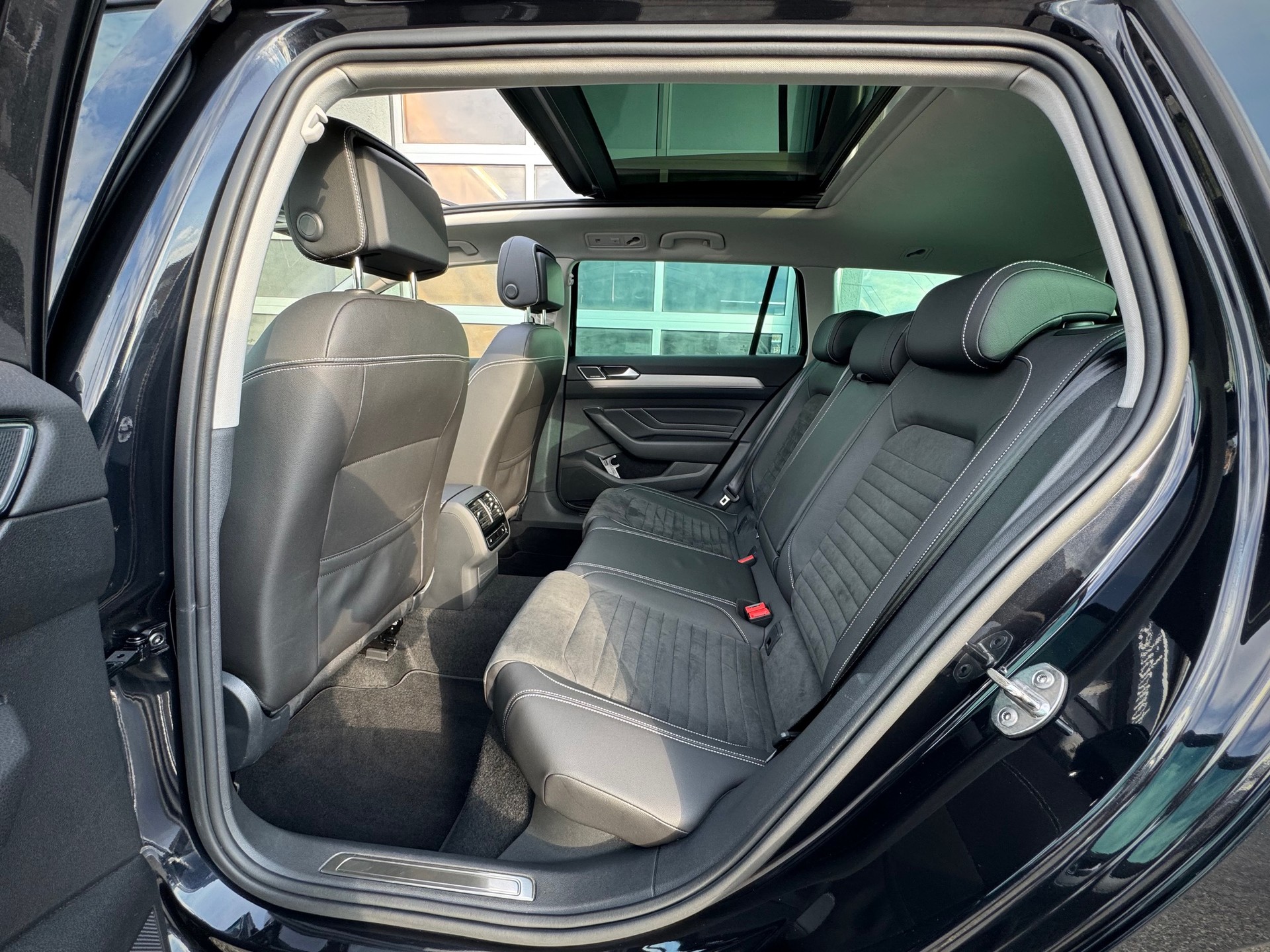 VW Passat Variant 2.0 TSI Elegance R-Line 4Motion DSG - Véhicule Suisse (CH)-image-5