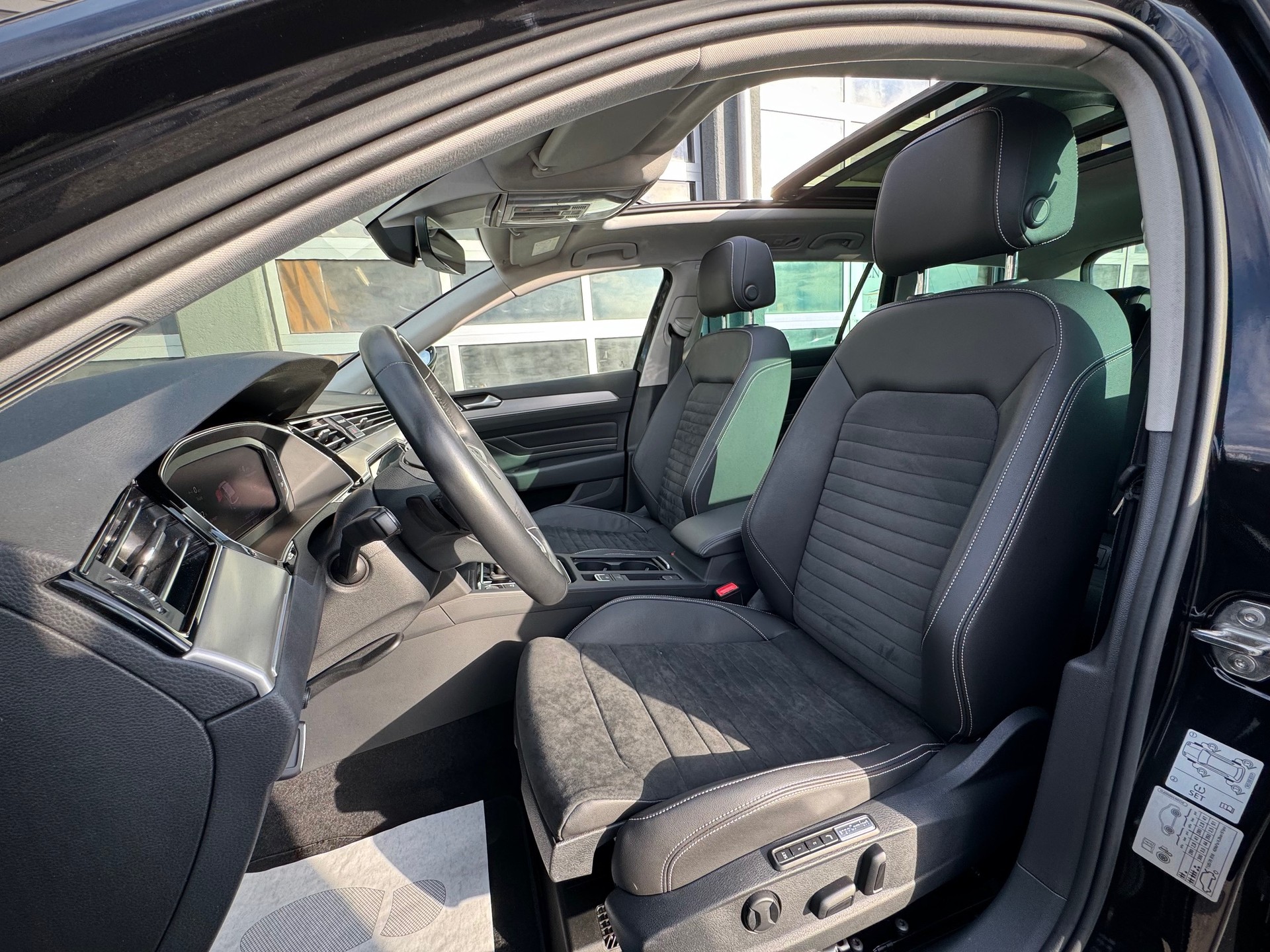 VW Passat Variant 2.0 TSI Elegance R-Line 4Motion DSG - Véhicule Suisse (CH)-image-4