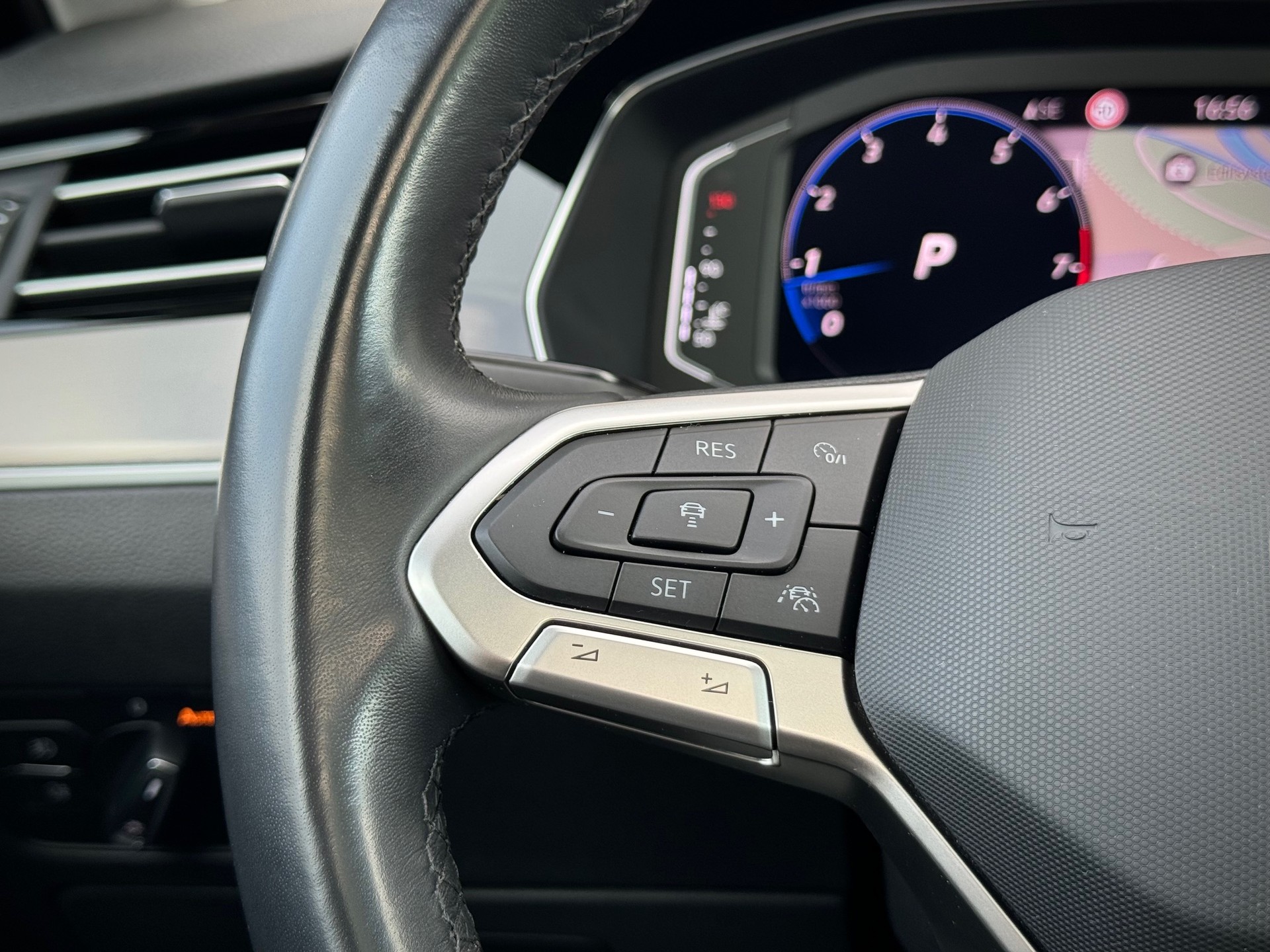 VW Passat Variant 2.0 TSI Elegance R-Line 4Motion DSG - Véhicule Suisse (CH)-image-6
