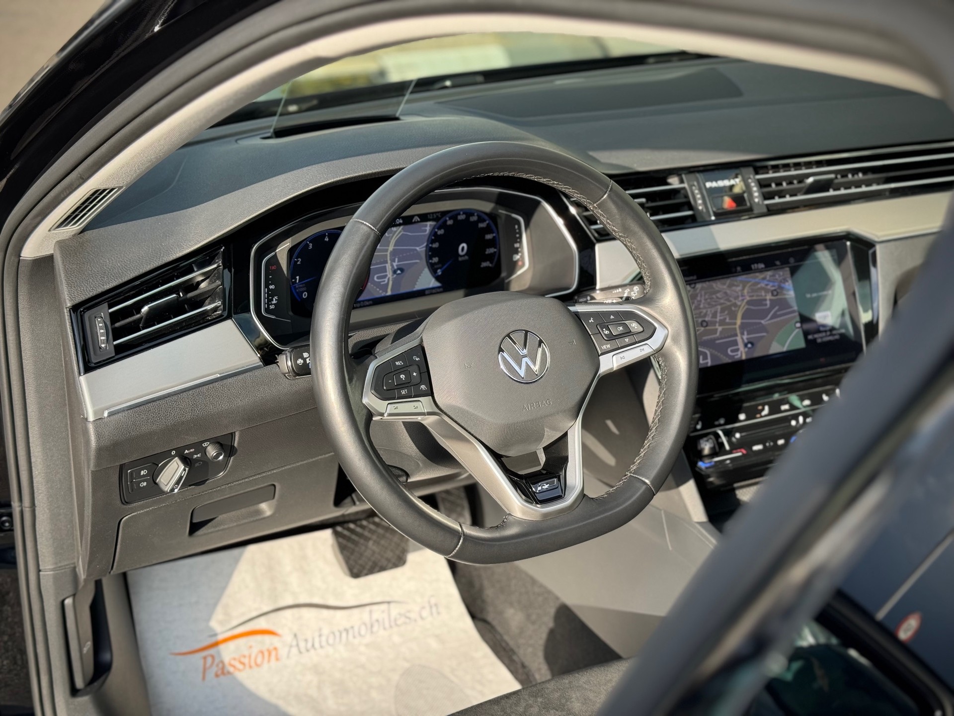 VW Passat Variant 2.0 TSI Elegance R-Line 4Motion DSG - Véhicule Suisse (CH)-image-3