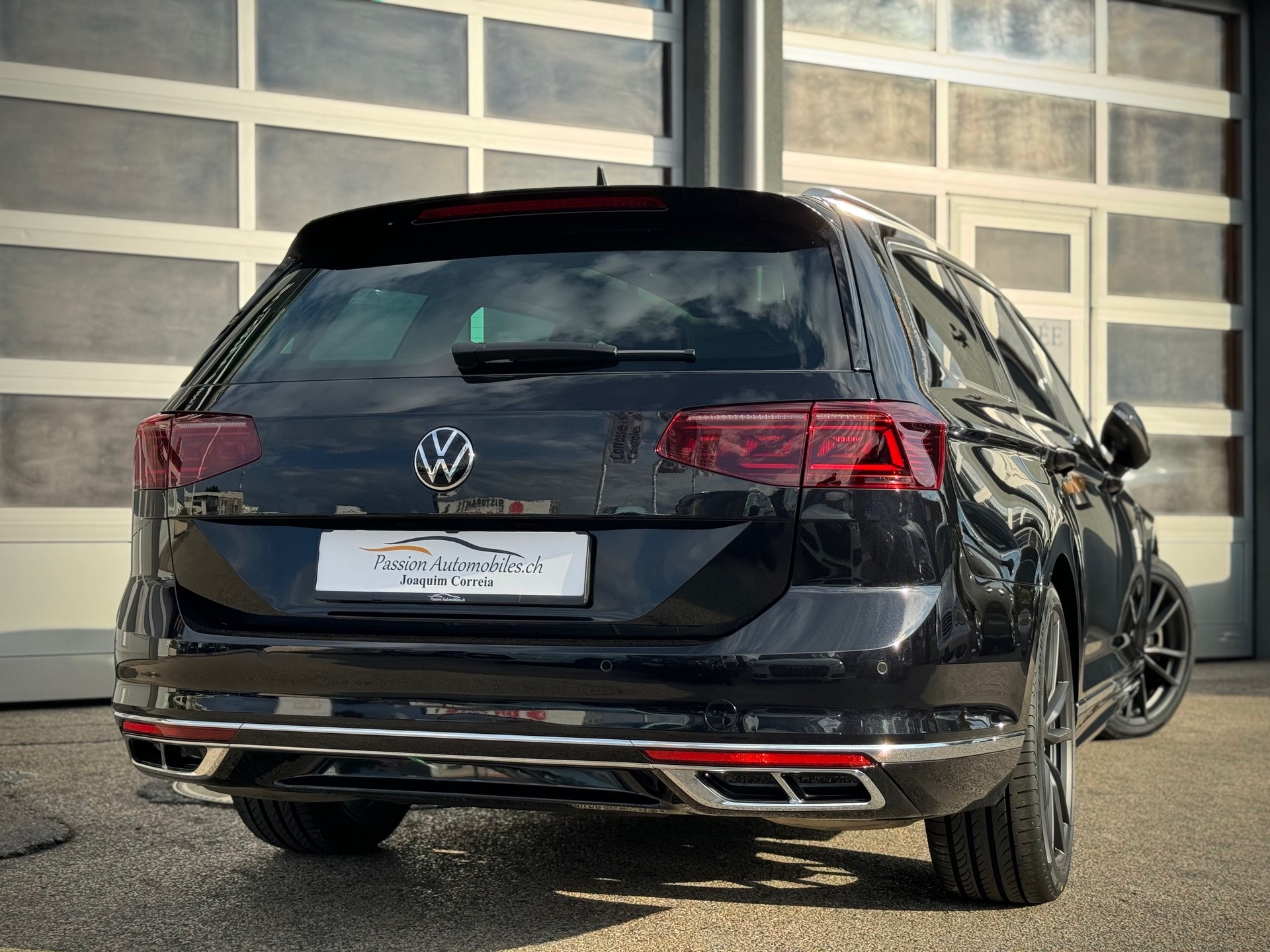 VW Passat Variant 2.0 TSI Elegance R-Line 4Motion DSG - Véhicule Suisse (CH)-image-1