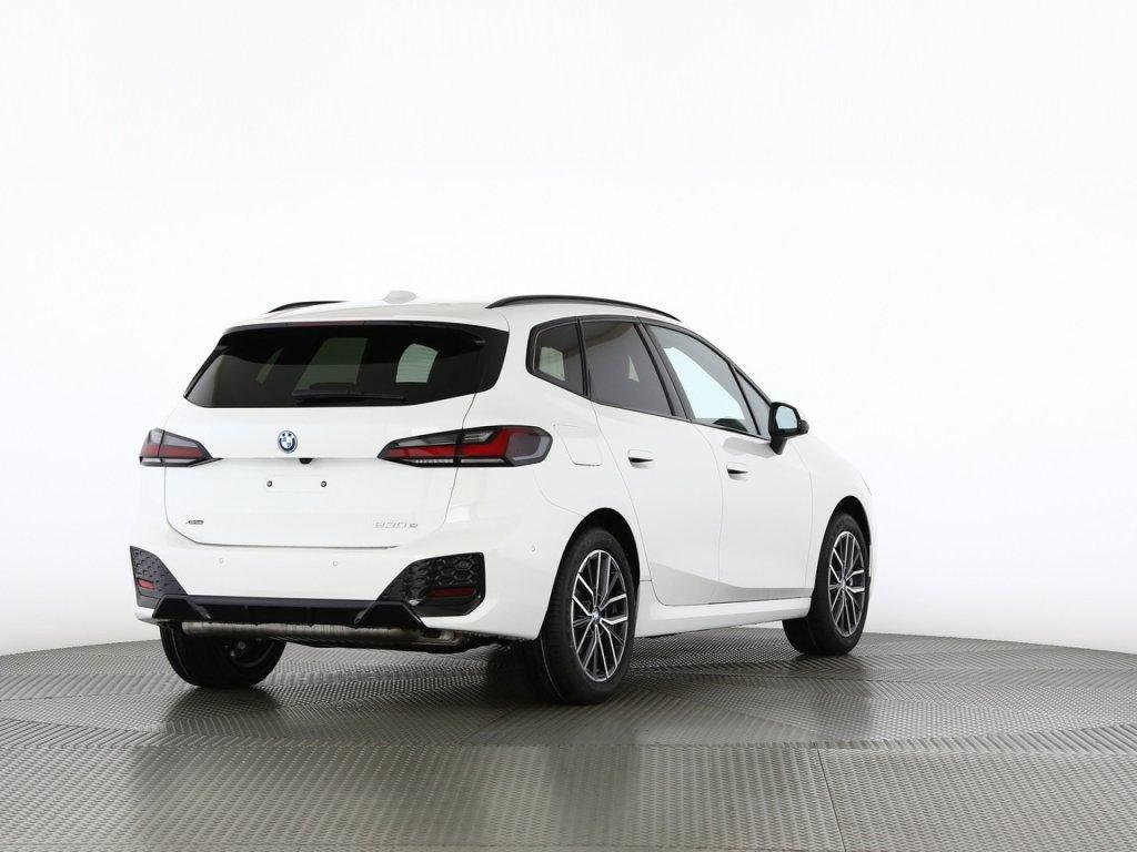 BMW 230e xDrive Active Tourer-image-1