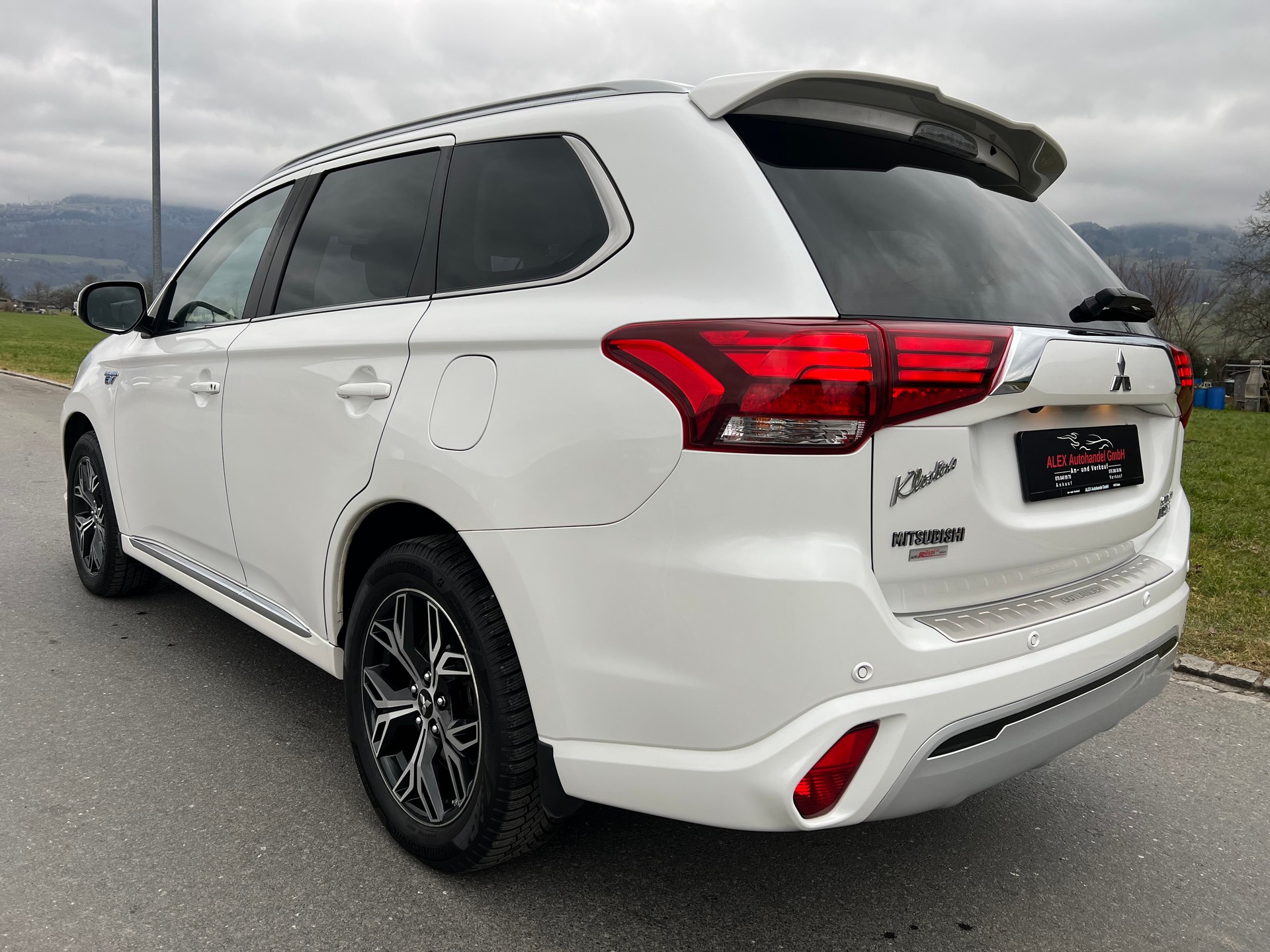 MITSUBISHI Outlander 2.4 PHEV Style 4WD Automatic (CHF 256.15/Monat)-image-3