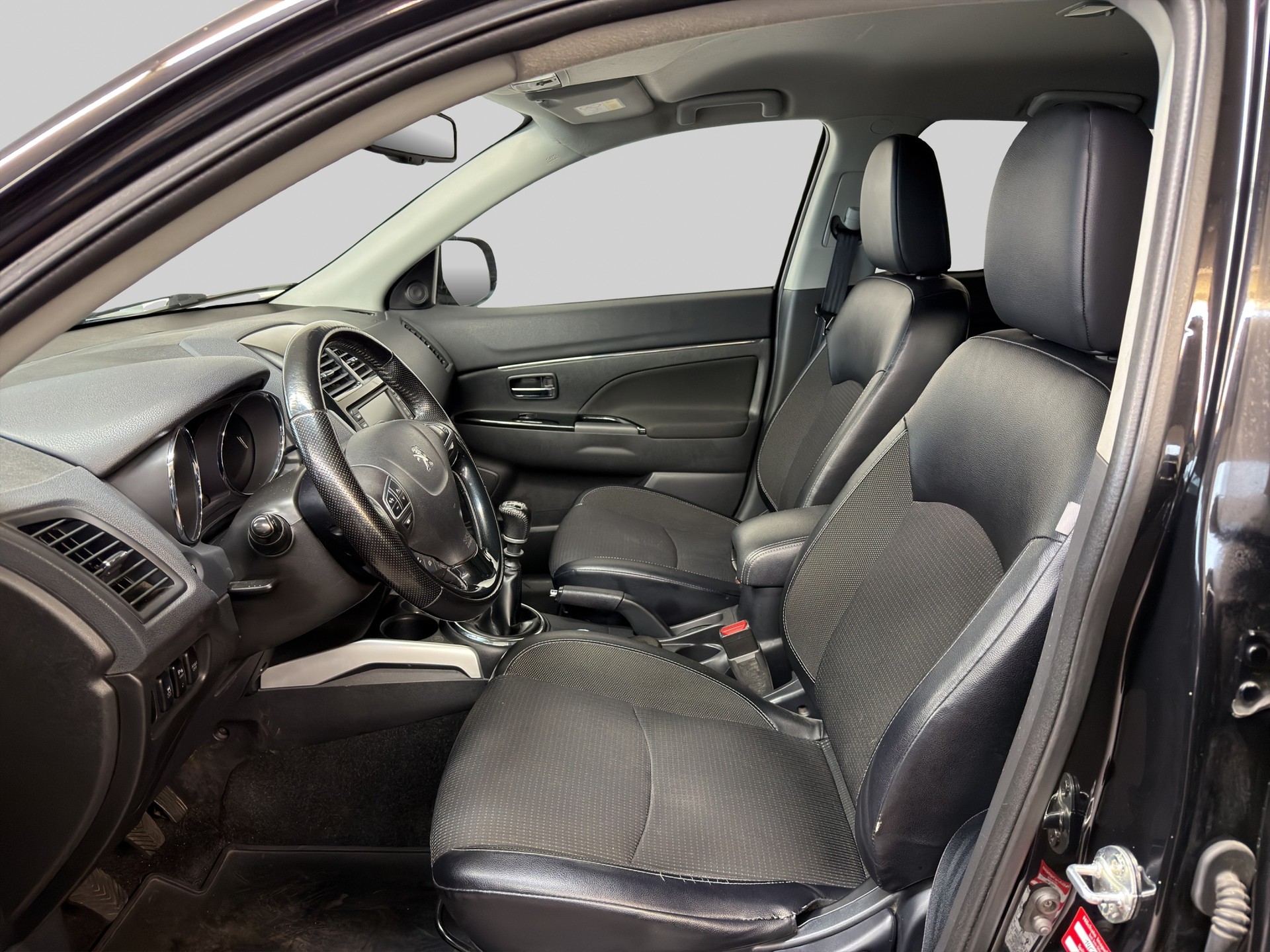 PEUGEOT 4008 1.8 HDi Allure 4WD-image-10