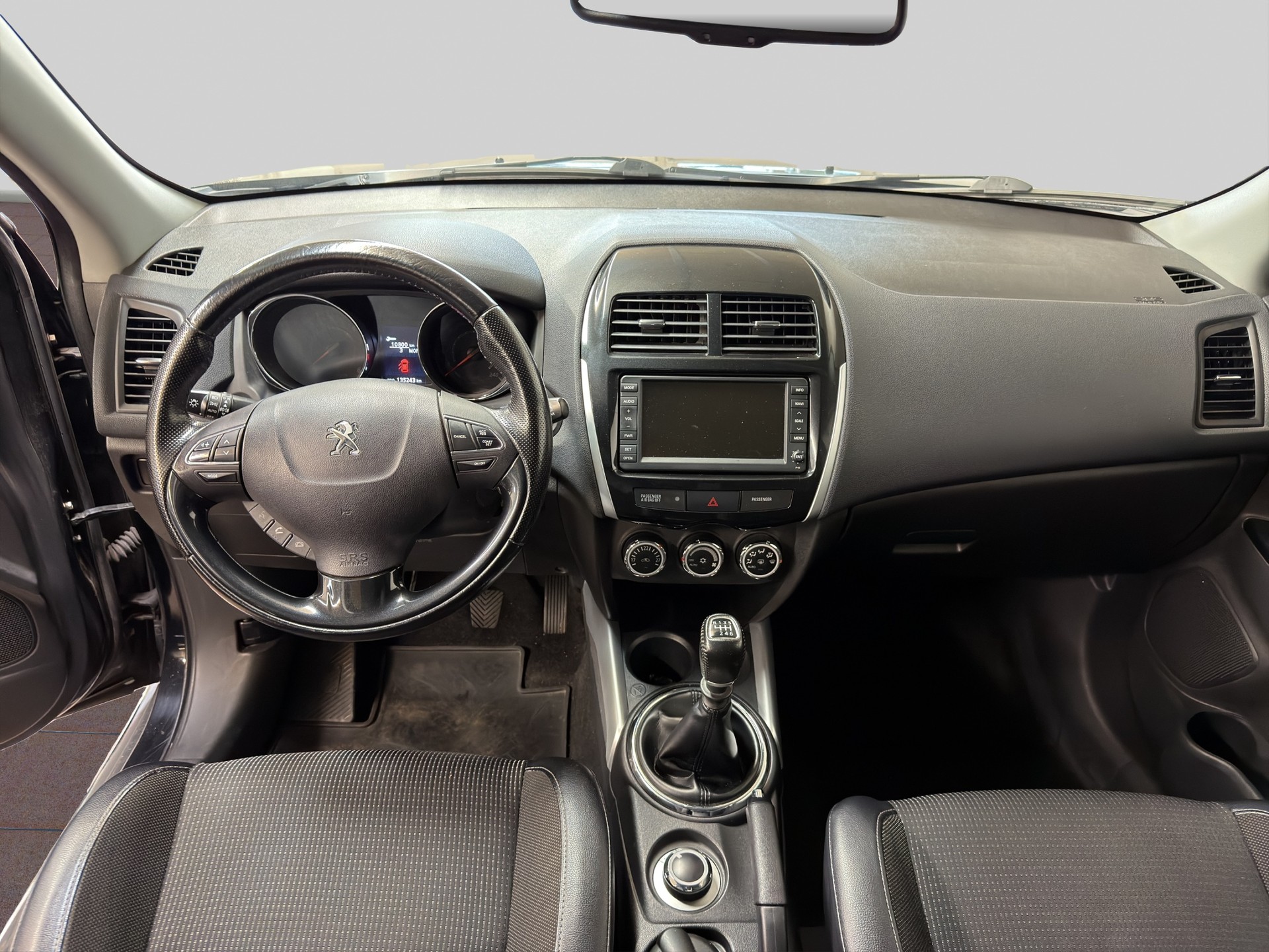 PEUGEOT 4008 1.8 HDi Allure 4WD-image-8