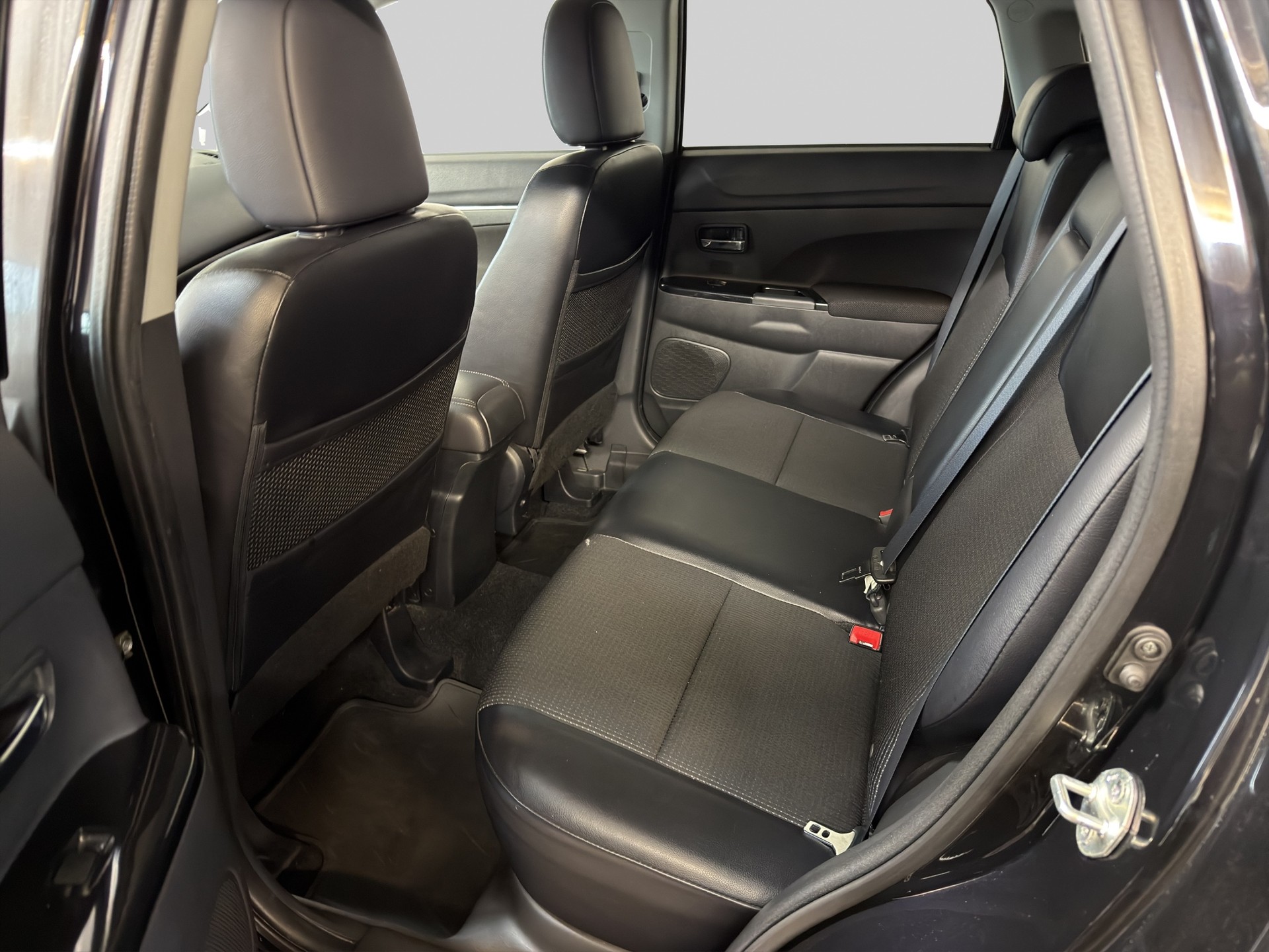 PEUGEOT 4008 1.8 HDi Allure 4WD-image-13