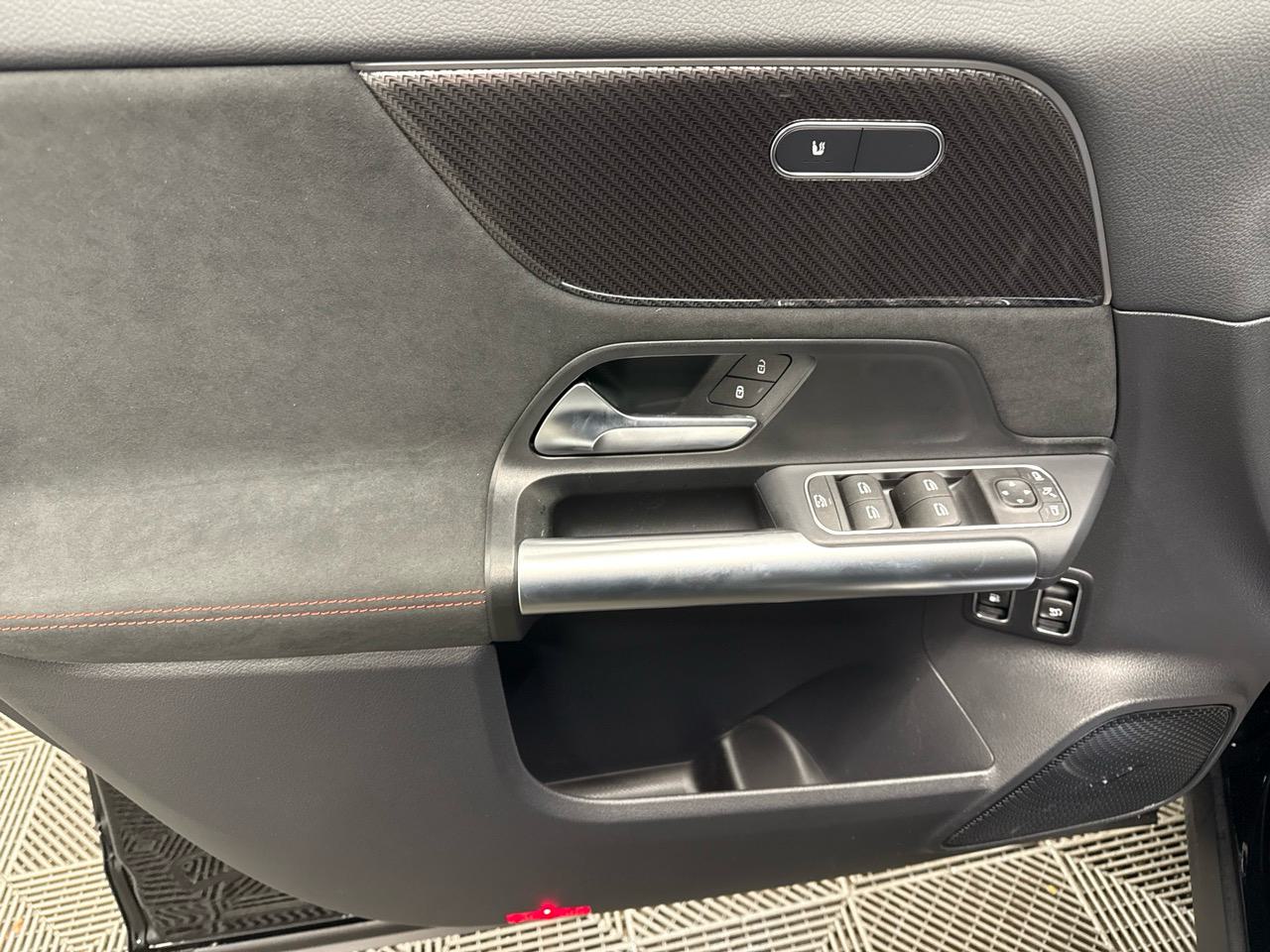 MERCEDES-BENZ GLA 250 e 8G-DCT AMG Line-showroom-element-3
